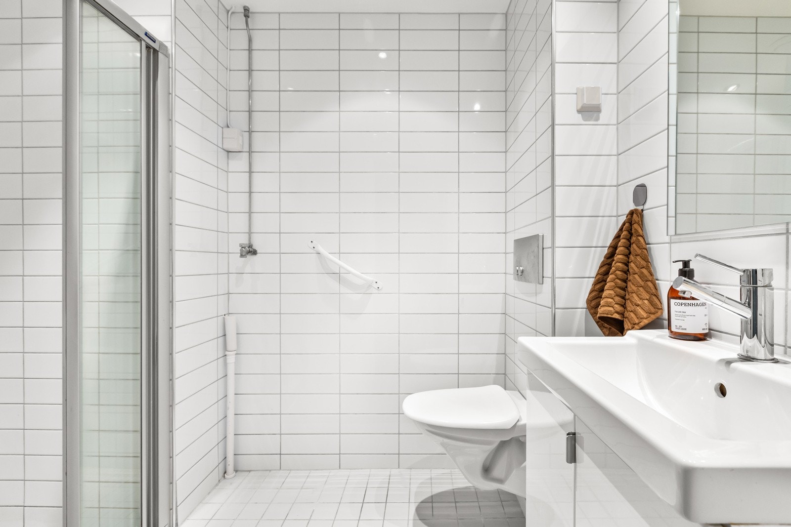 Det moderne baderommet er rehabilitert av borettslaget, med dokumentasjon tilgjengelig hos styret. Badet er flislagt og har varmekabler. Fyring og varmtvann er inkludert i fellesutgiftene. Galleribilde