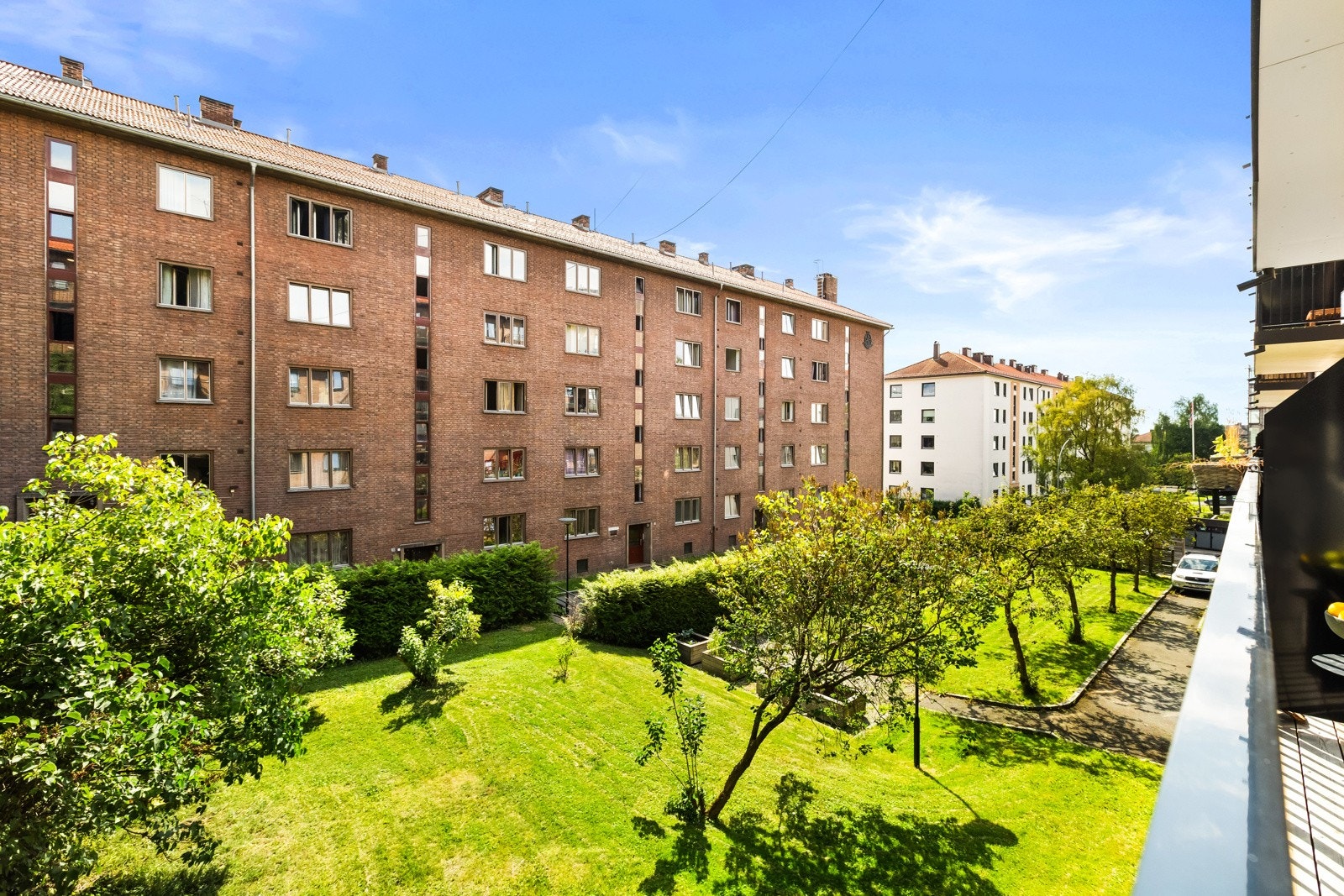 Hyggelig utsyn mot en pent opparbeidet bakgård. Galleribilde