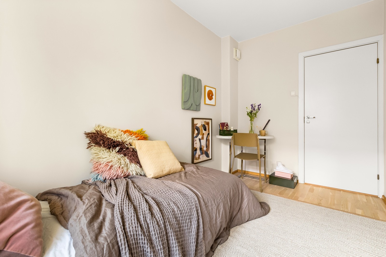 I likhet med hovedsoverommet vender også dette rommet mot en rolig bakgård. Galleribilde