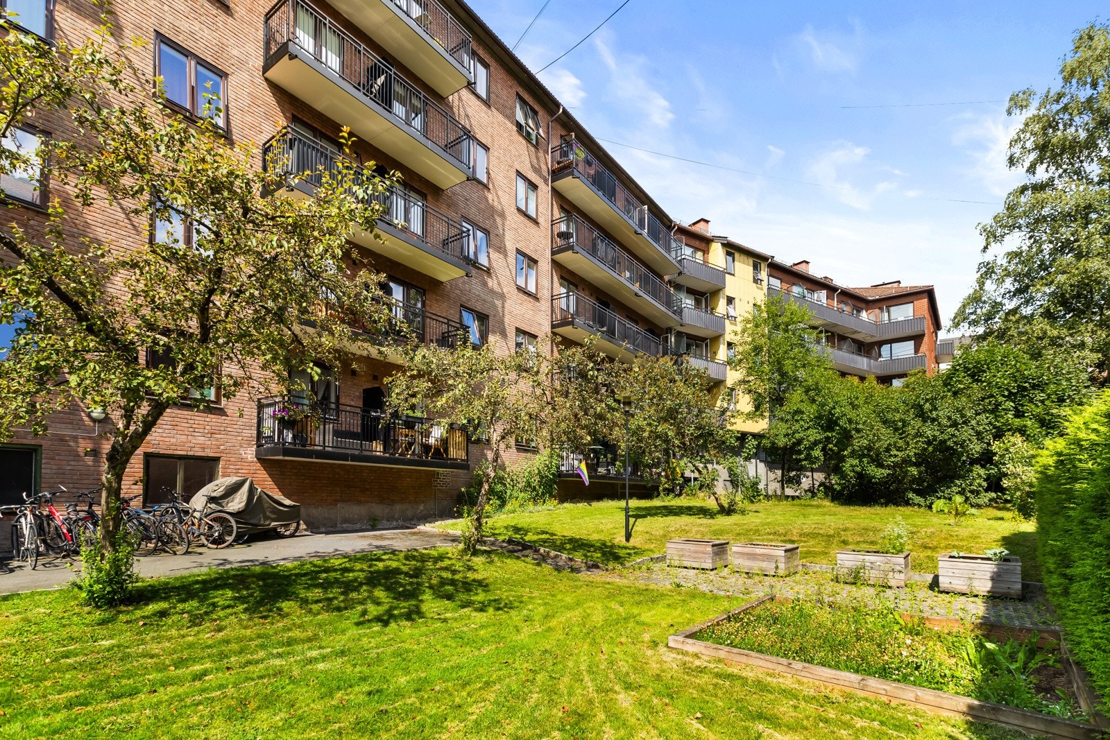 Selgers ord: "et koselig borettslag med klassiske murstein, omringet av store trær og grøntarealer. Vi har vært heldig med naboene." Galleribilde