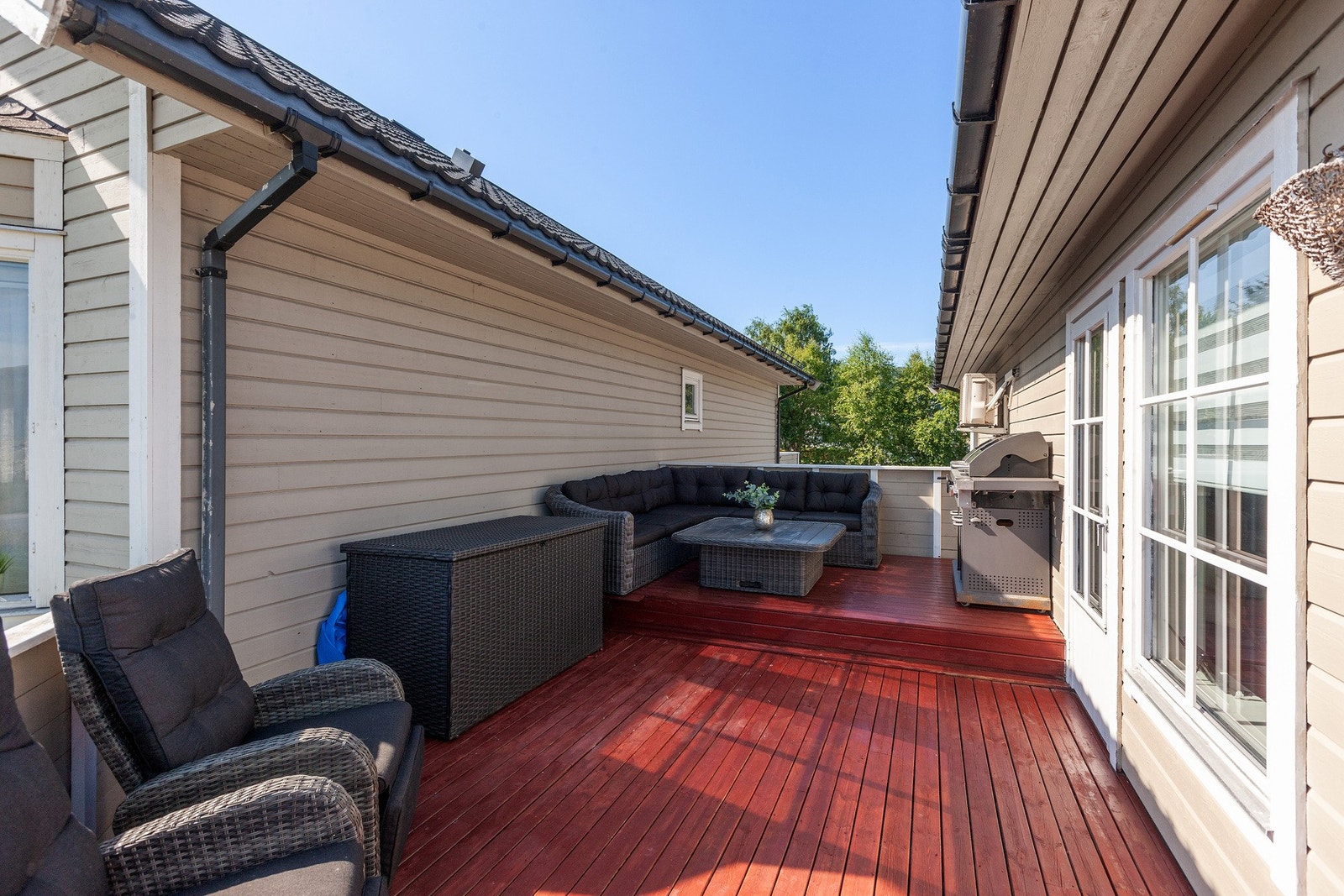 Veranda med god plass til utemøblemenet. Galleribilde