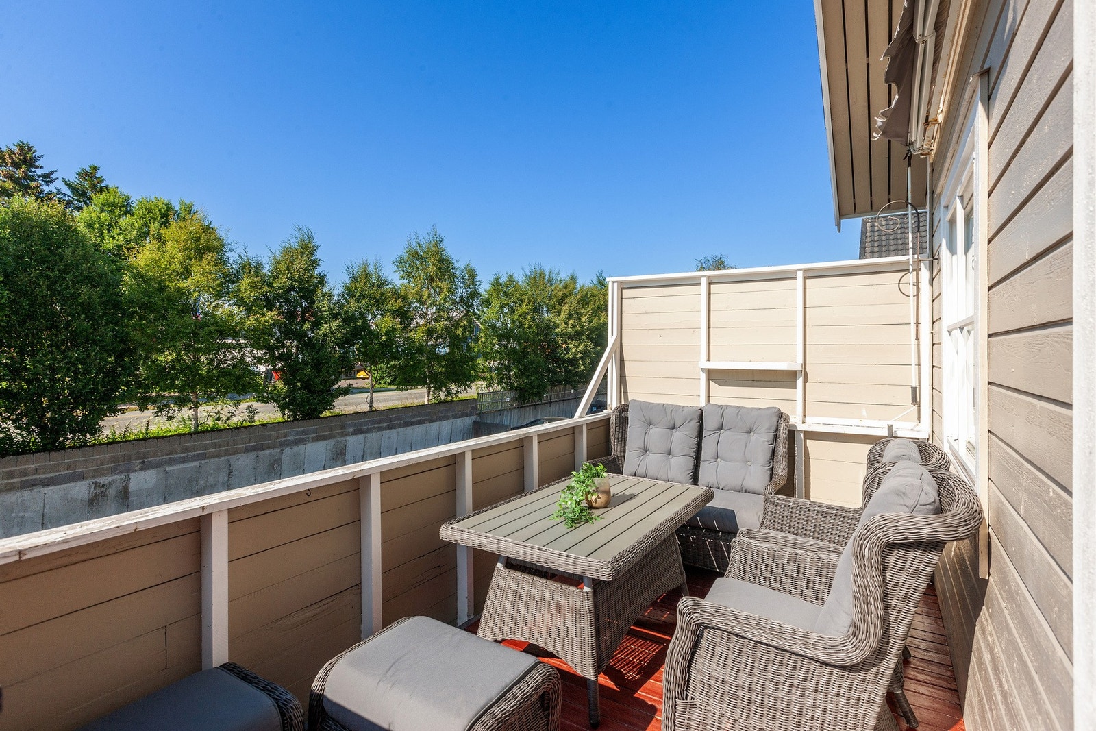 Her kan ettermiddagssolen nytes ved inngangspartiet. Galleribilde