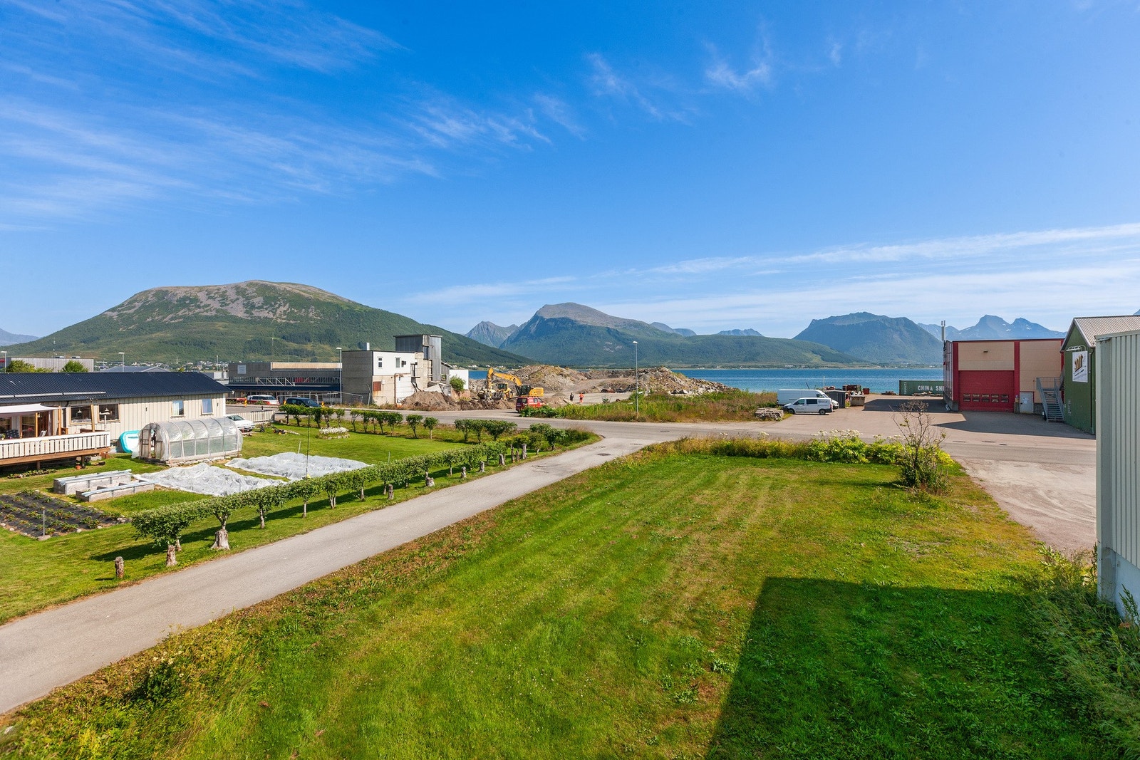 Fin utsikt utover Sortlandssundet og mot Strandheia og Blåheia. Galleribilde