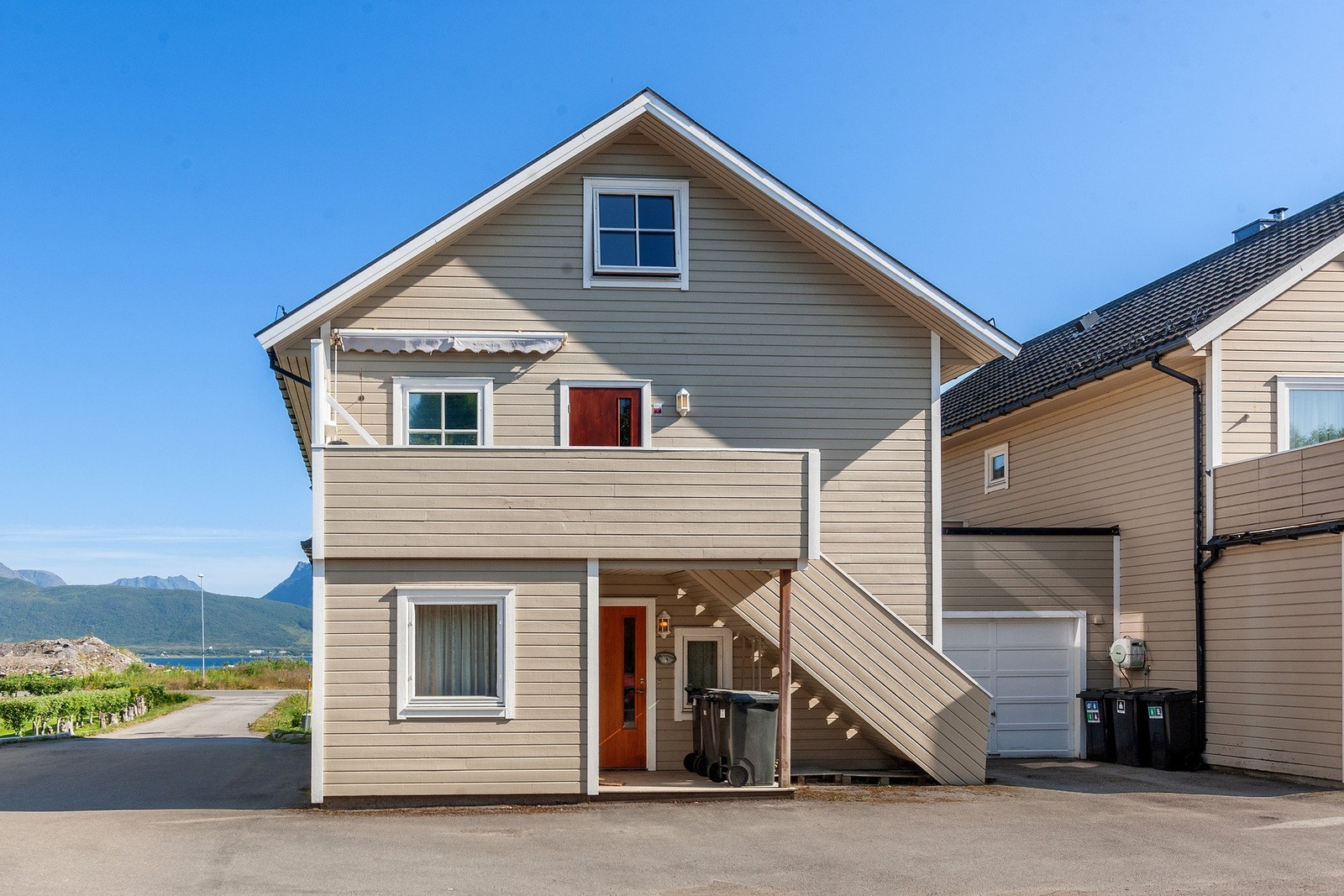 Seksjonen har egen garasje. Galleribilde