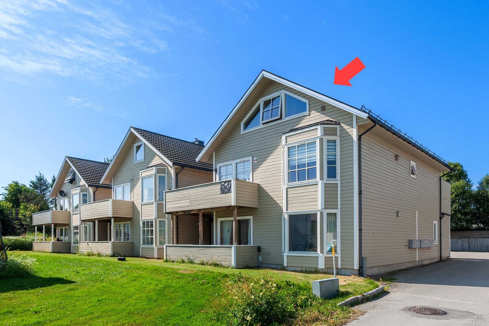 Pen tomannsbolig over to etasjer like utenfor Sortland sentrum. Galleribilde