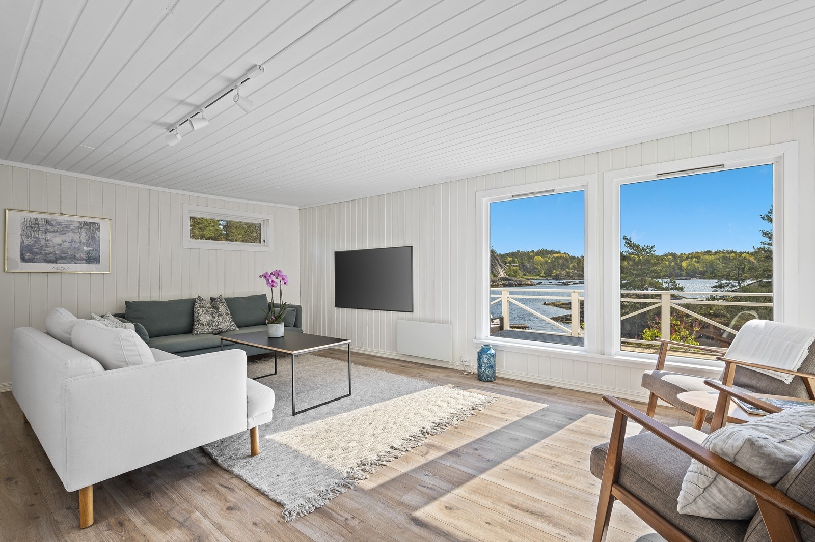 De siste årene er hytta oppusset og påkostet innvendig med nytt bad, nytt kjøkken, nye gulv, malt opp alle overflater samt skiftet en del vegger. Galleribilde