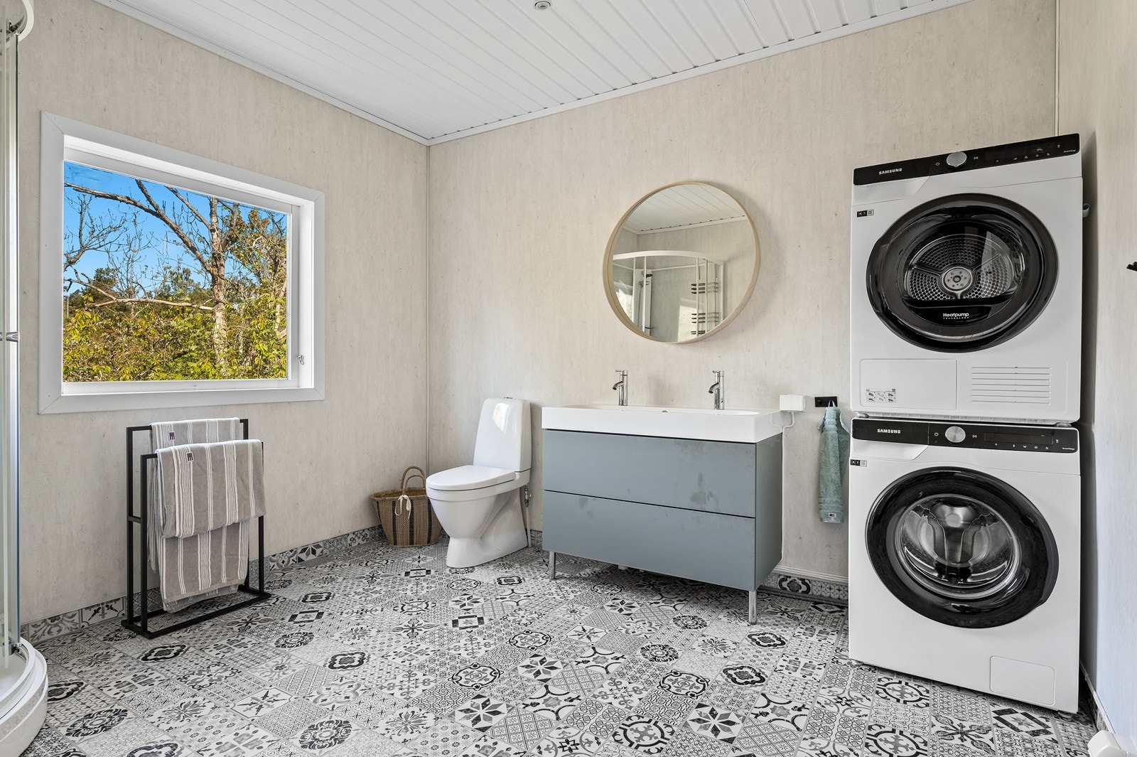 Badet fremstår pent med belegg på gulv og baderomsplater på veggene. Galleribilde