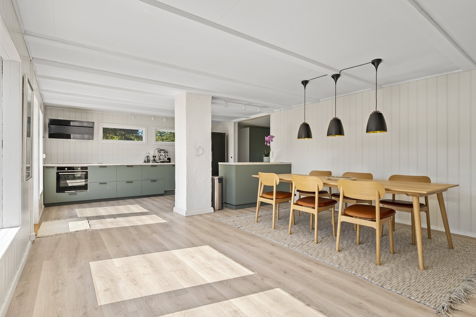 Kjøkkenet har åpen løsning mot romslig spisestue. Galleribilde