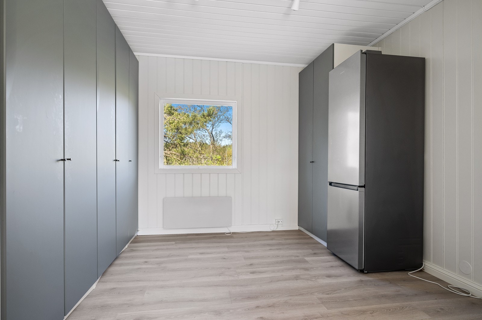 På innsiden av kjøkkenet er det en mellomgang/garderobe med god oppbevaringsplass. Galleribilde