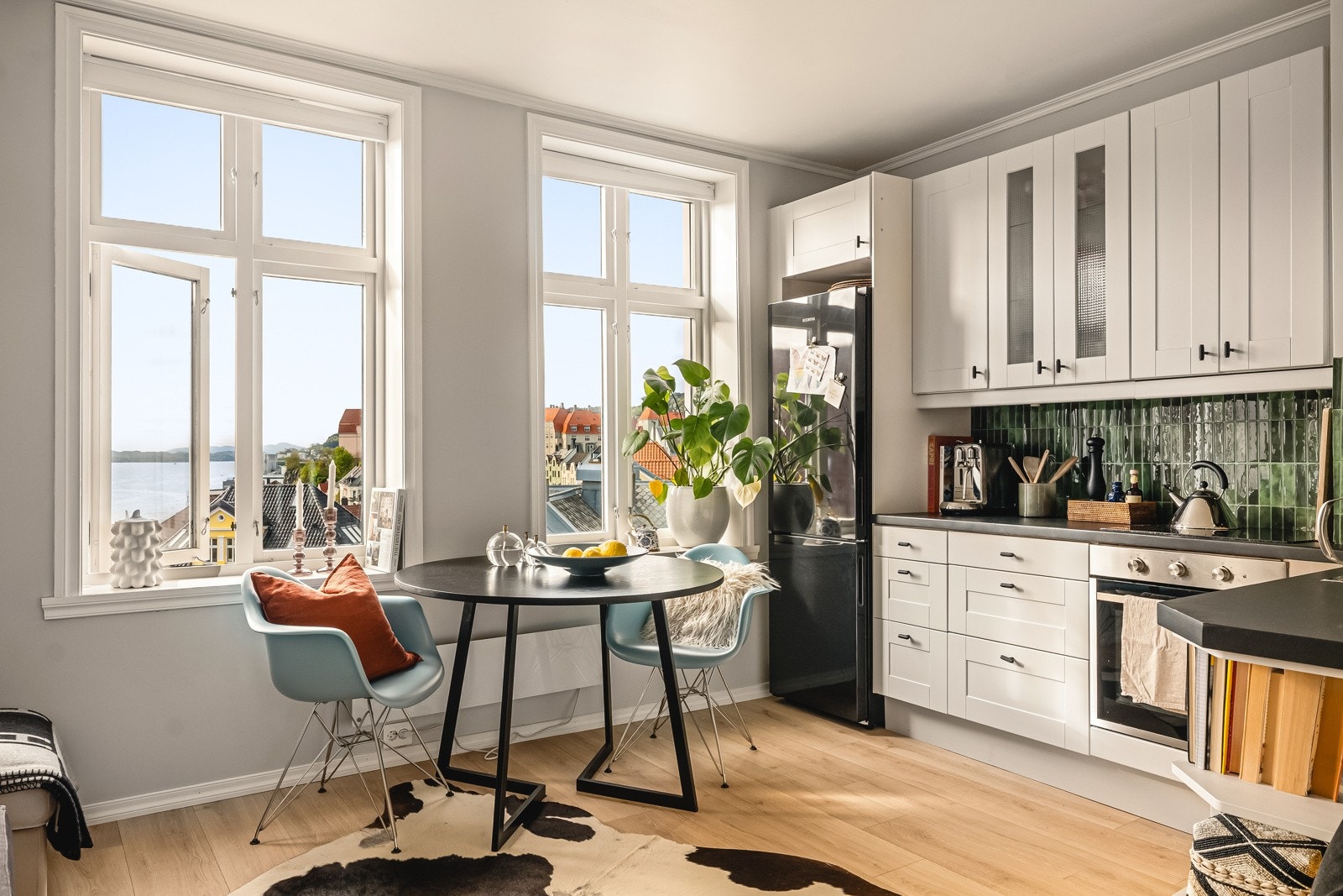Fra stue & kjøkken kan du nyte en fantastisk sjøutsikt! Galleribilde