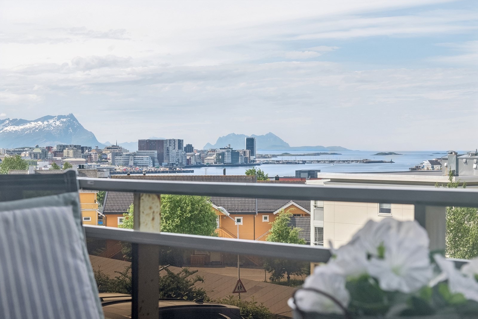 Det er utsikt over bl.a. innseilingen, sentrum, Burøya og Hjartøya Galleribilde