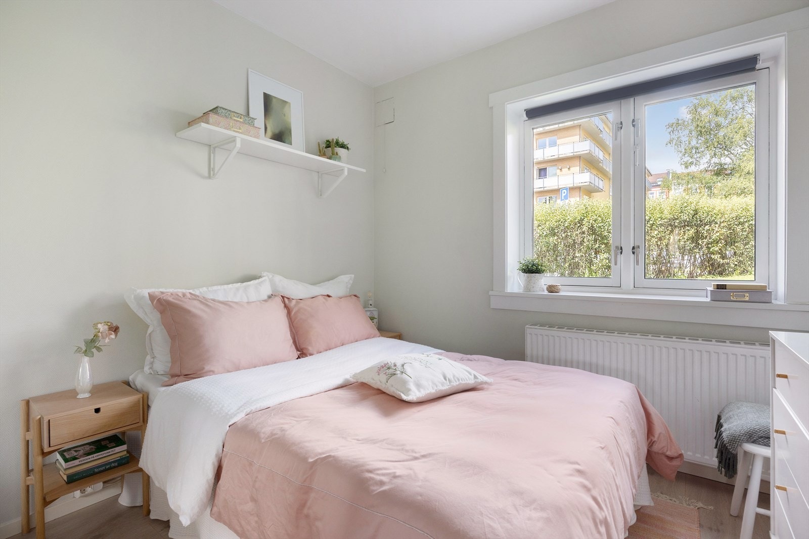 Romslig soverom med gode muligheter for møblering etter eget behov Galleribilde