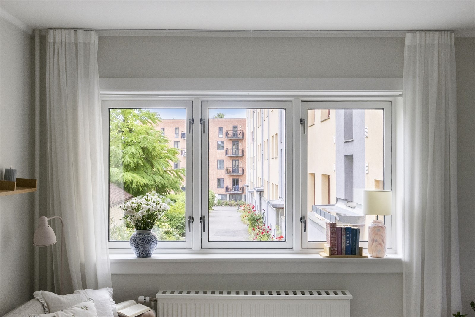 Store vindusflater gir fine lysforhold, uten mye direkte sollys inn i boligen Galleribilde