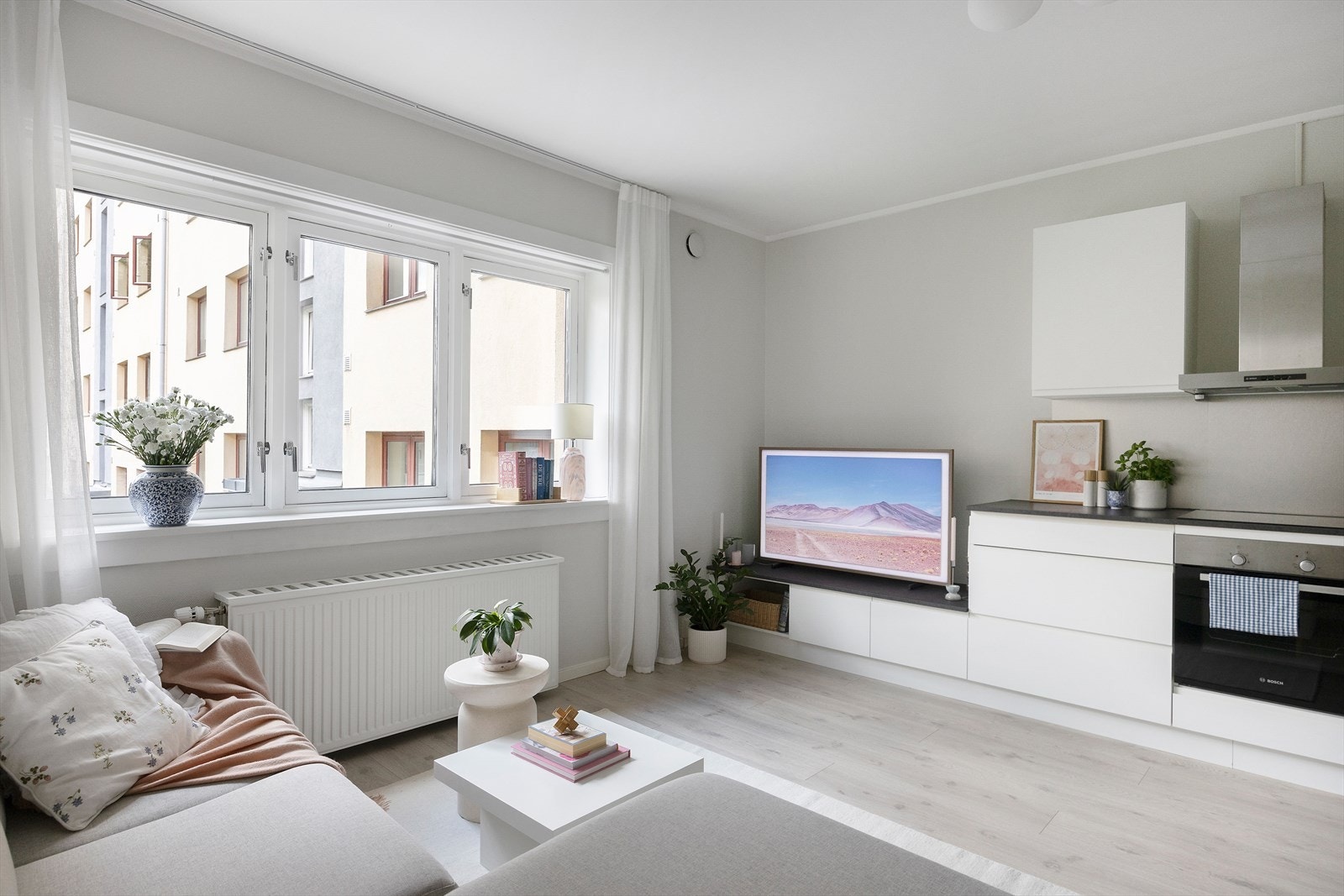 Stuen er lys og luftig med en behagelig atmosfære Galleribilde