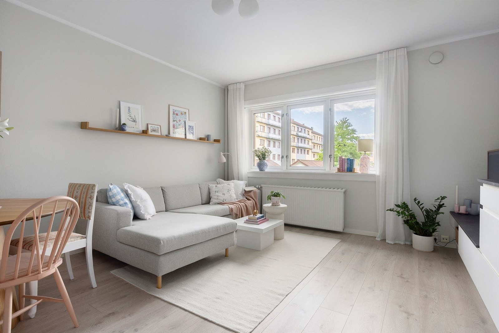Stuen har en effektiv arealutnyttelse med god plass til sofagruppe, spisebord og øvrig møblement Galleribilde
