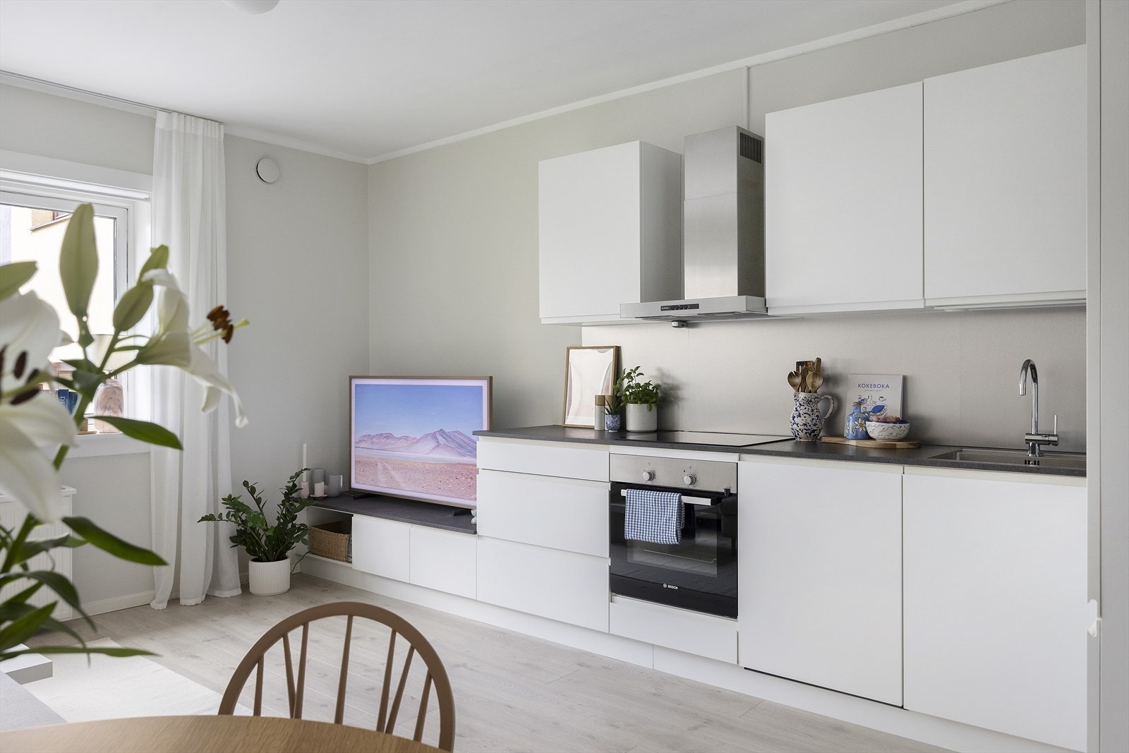 Dette er en attraktiv og lys 2-romsleilighet med moderne standard og gode innredningsmuligheter Galleribilde