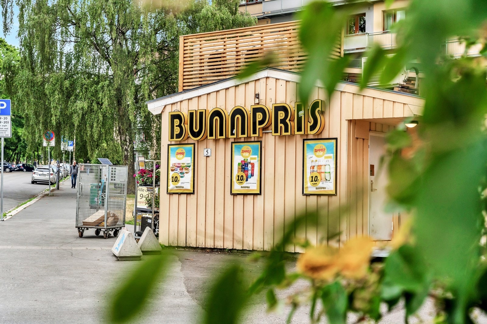 Kun 2 minutter fra boligen ligger en liten Bunnpris. Denne butikken er GULL å ha i hverdagen om man har glemt en ting eller to til dagens middag. Butikken også søndagsåpen. Galleribilde