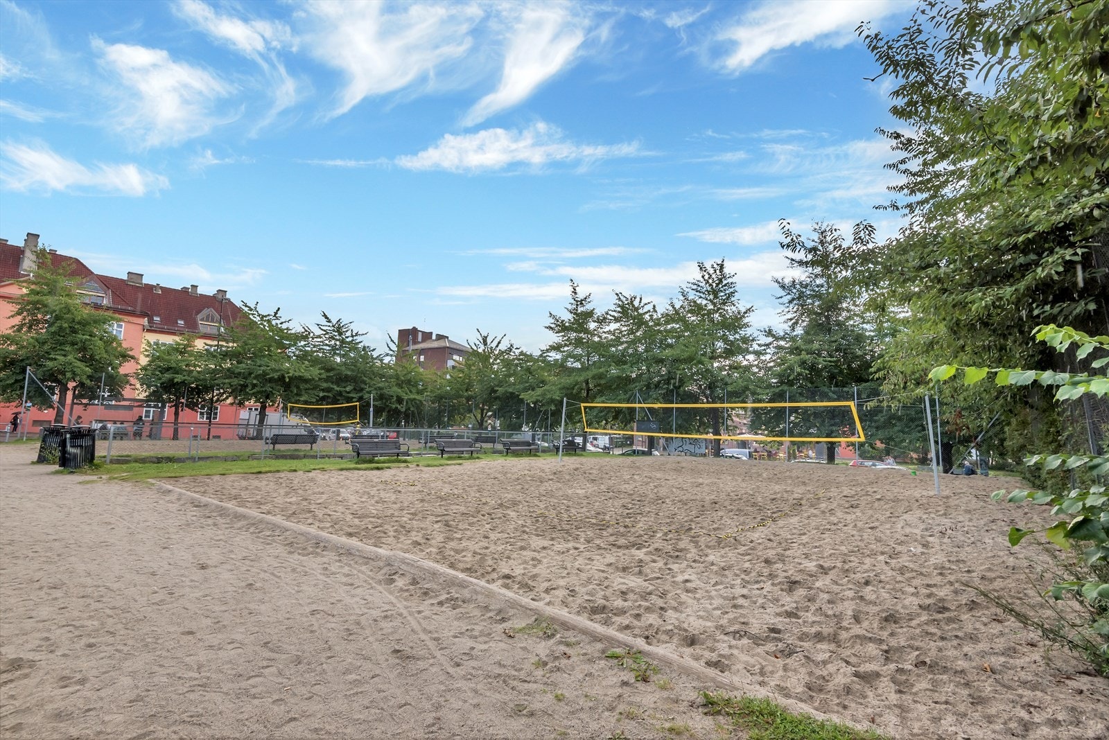 Aktivitetsparken rett ovenfor Trikkestallen er det flere volleyballbaner, fotball/basket bane, bordtennisbord og utegym. På oversiden av aktivitetsparken er det også minigolf. Galleribilde