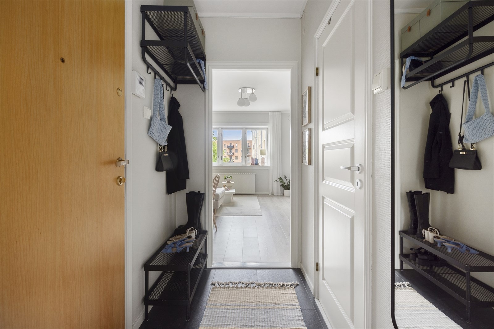 Velkommen inn til en lys og innbydende entré Galleribilde