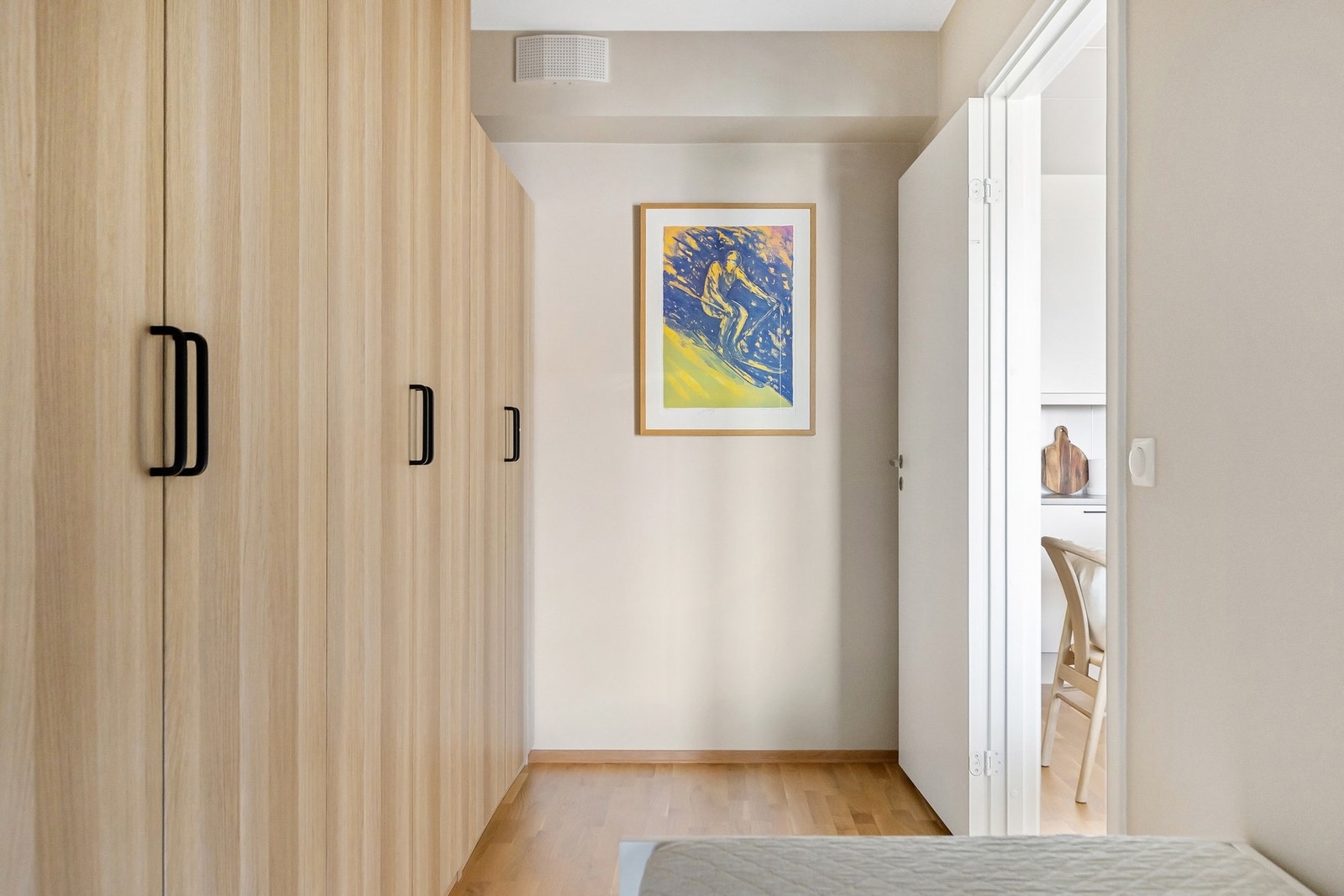 Soverom 2: Soverommet er utstyrt med store garderobeskap for praktisk oppbevaring. Galleribilde