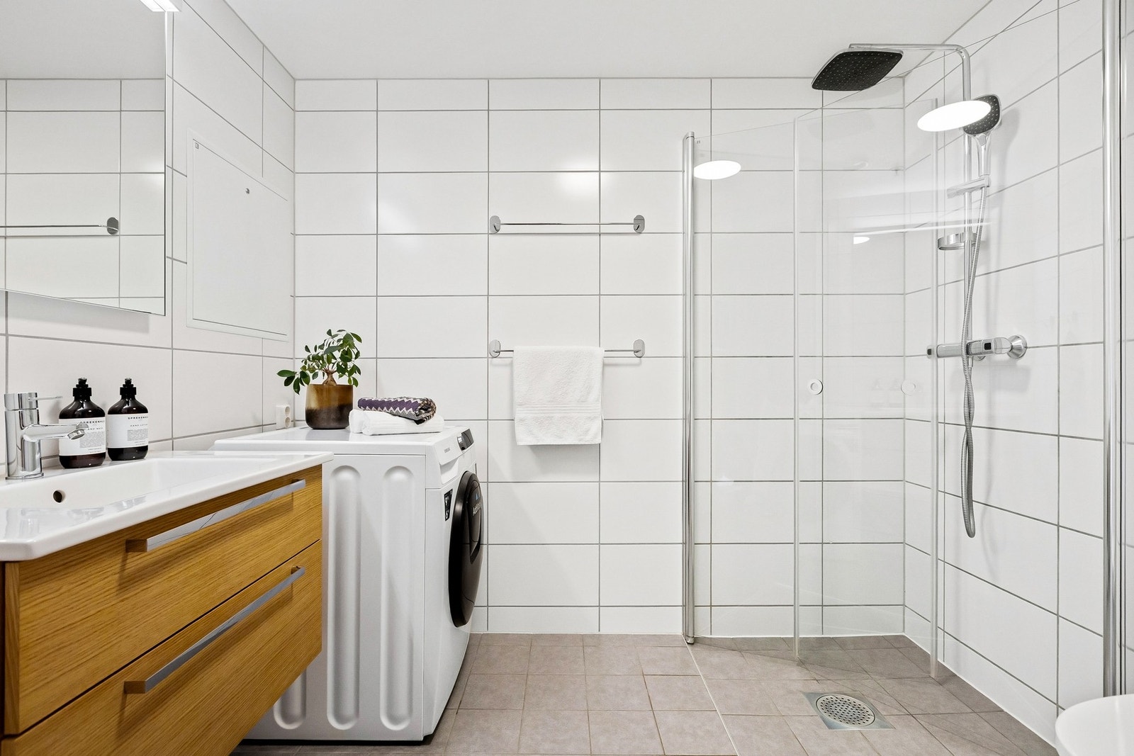 Innbydende og tidløst baderom med termostatstyrte varmekabler i gulv, samt pene fliser på gulv og vegger. Galleribilde