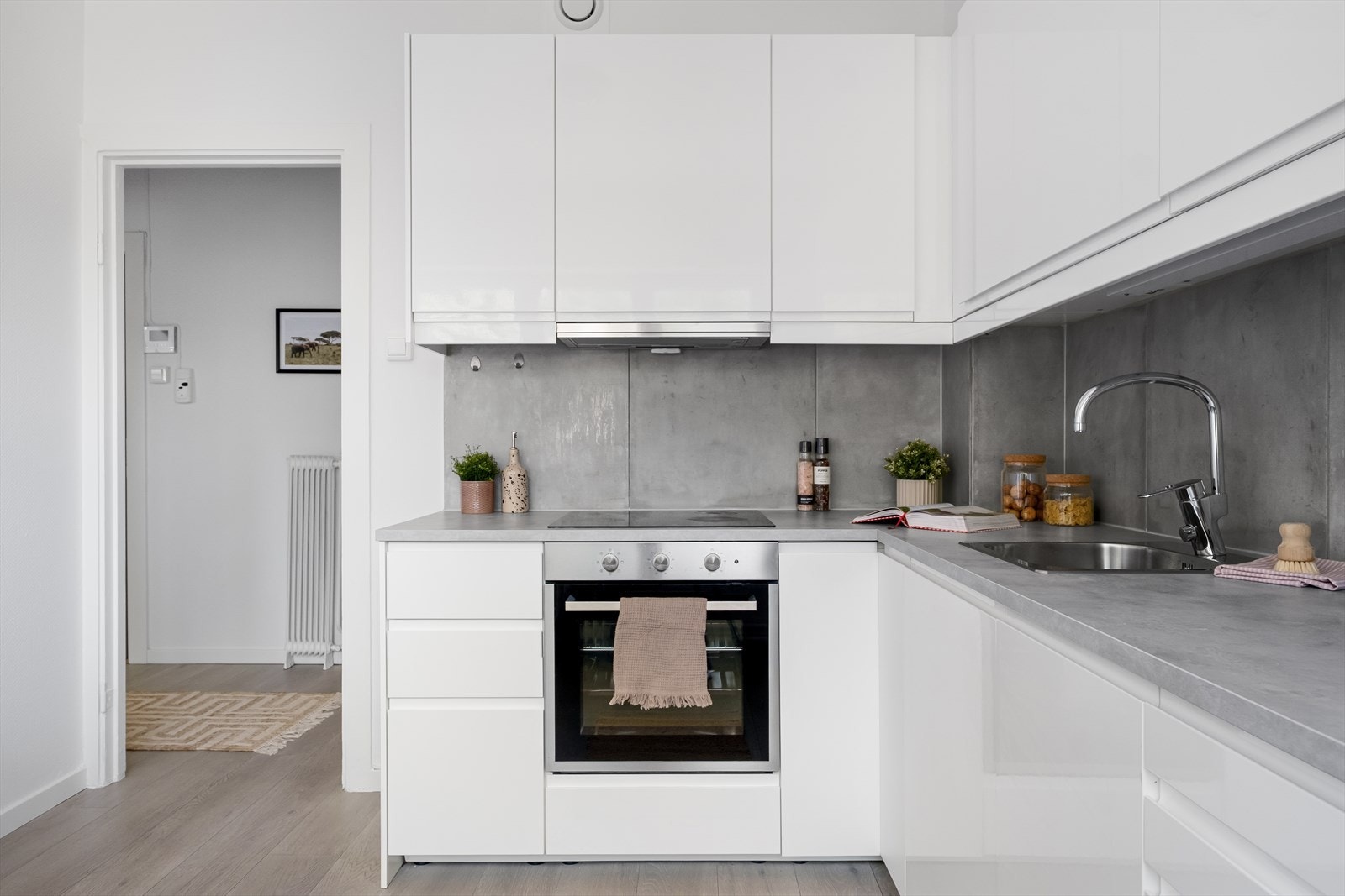 Praktisk og moderne kjøkken med integrerte hvitevarer som medfølger handelen. Galleribilde