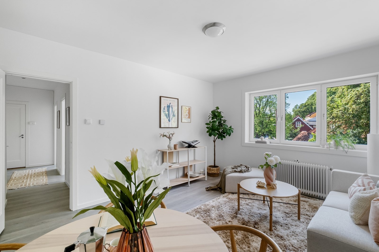 Hyggelig stue med god plass til sofagruppe, TV-benk og spisebord. Galleribilde