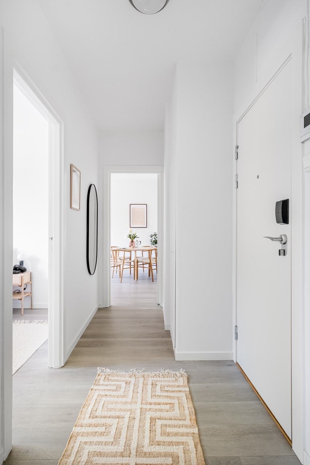 Plass til å henge fra seg sko og yttertøy. Galleribilde