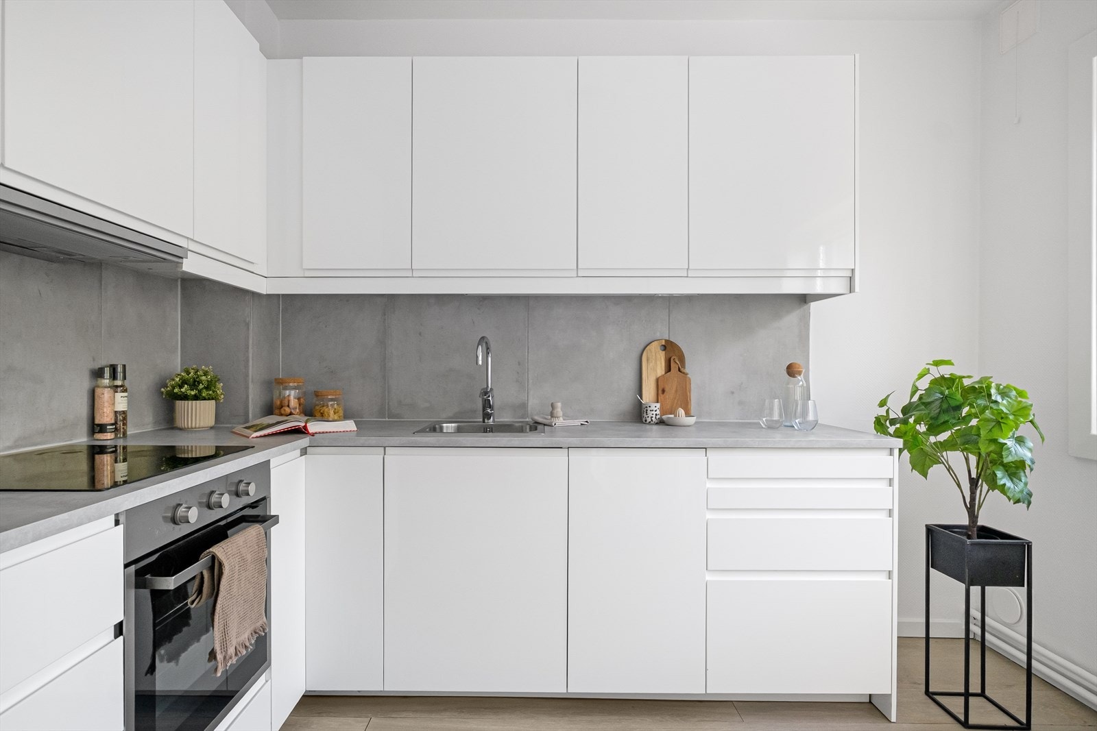 Kjøkkenet har rikelig med skap- og benkeplass. Galleribilde