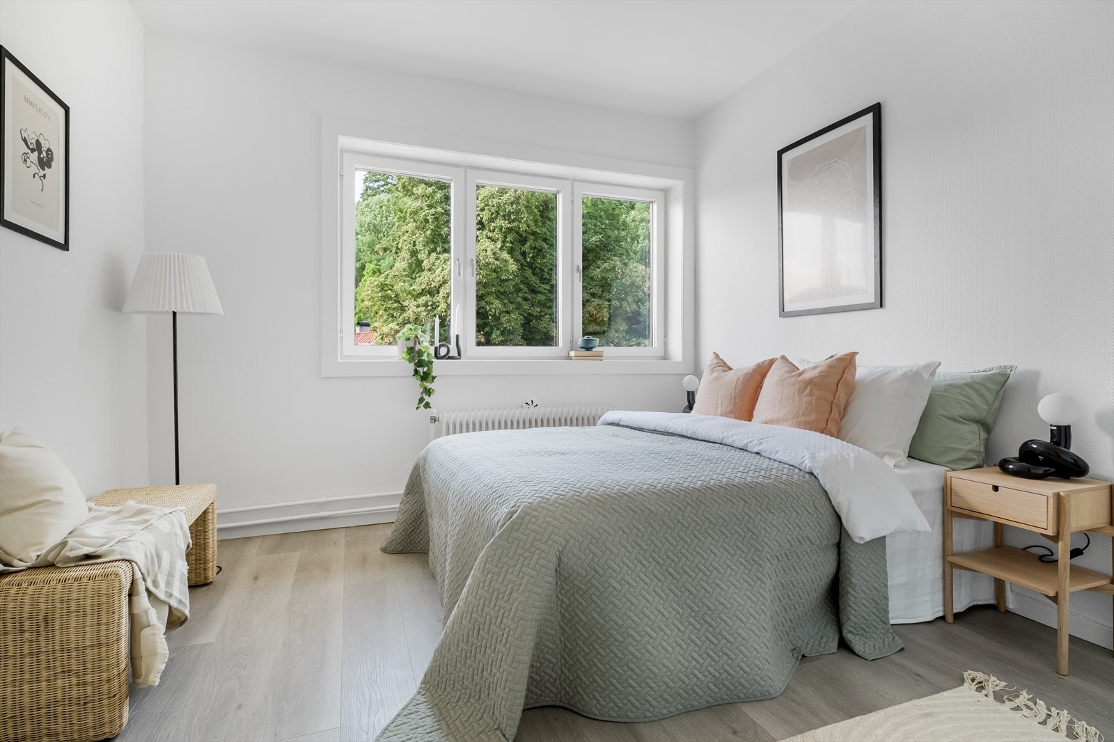 Svært romslig soverom med store vindusflater. Rommet har god plass til dobbeltseng med tilhørende nattbord og garderobeskap. Rommet har også plass til evt. en liten kontorpult. Galleribilde