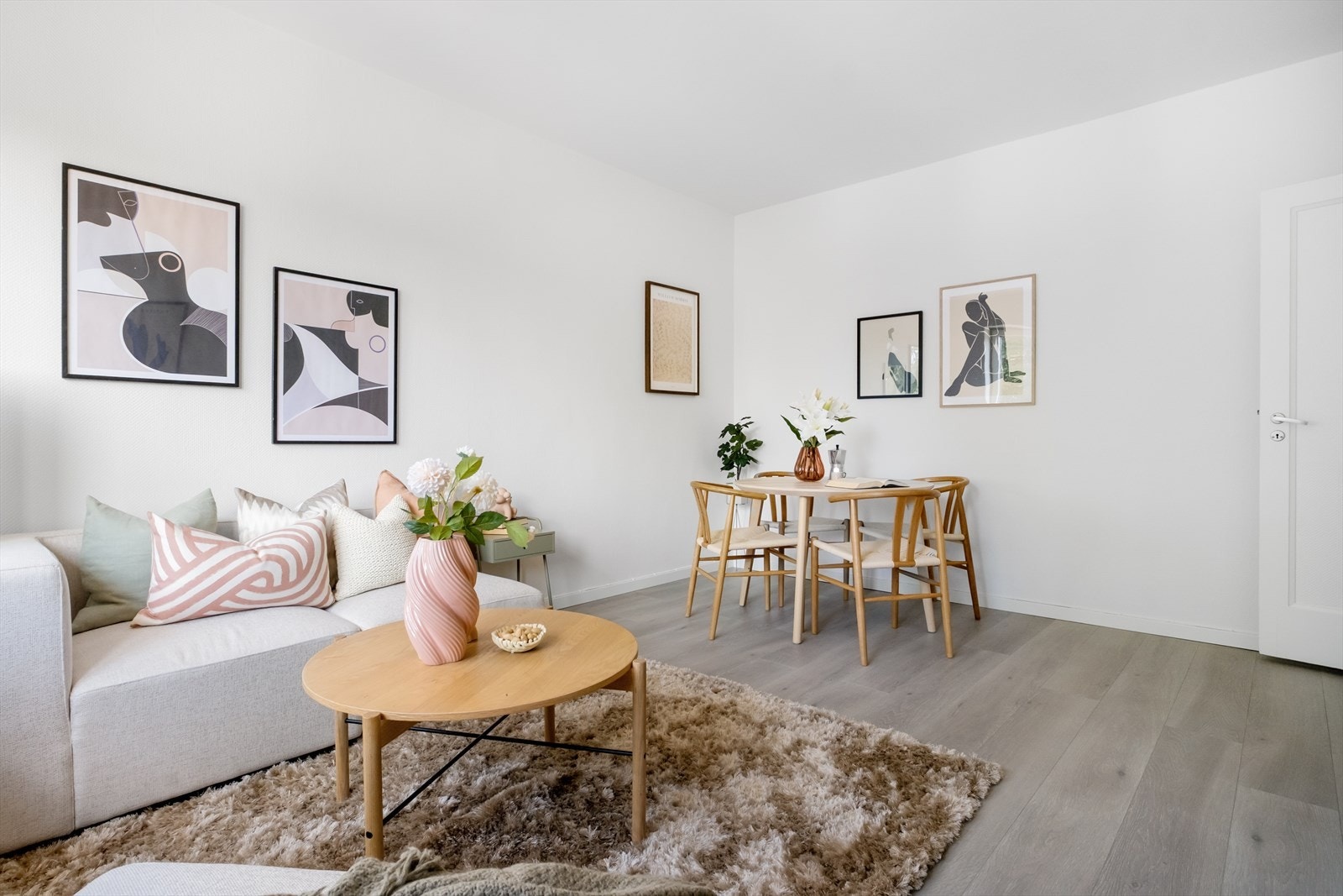 Leiligheten er malt i lyse og nøytrale farger. Galleribilde