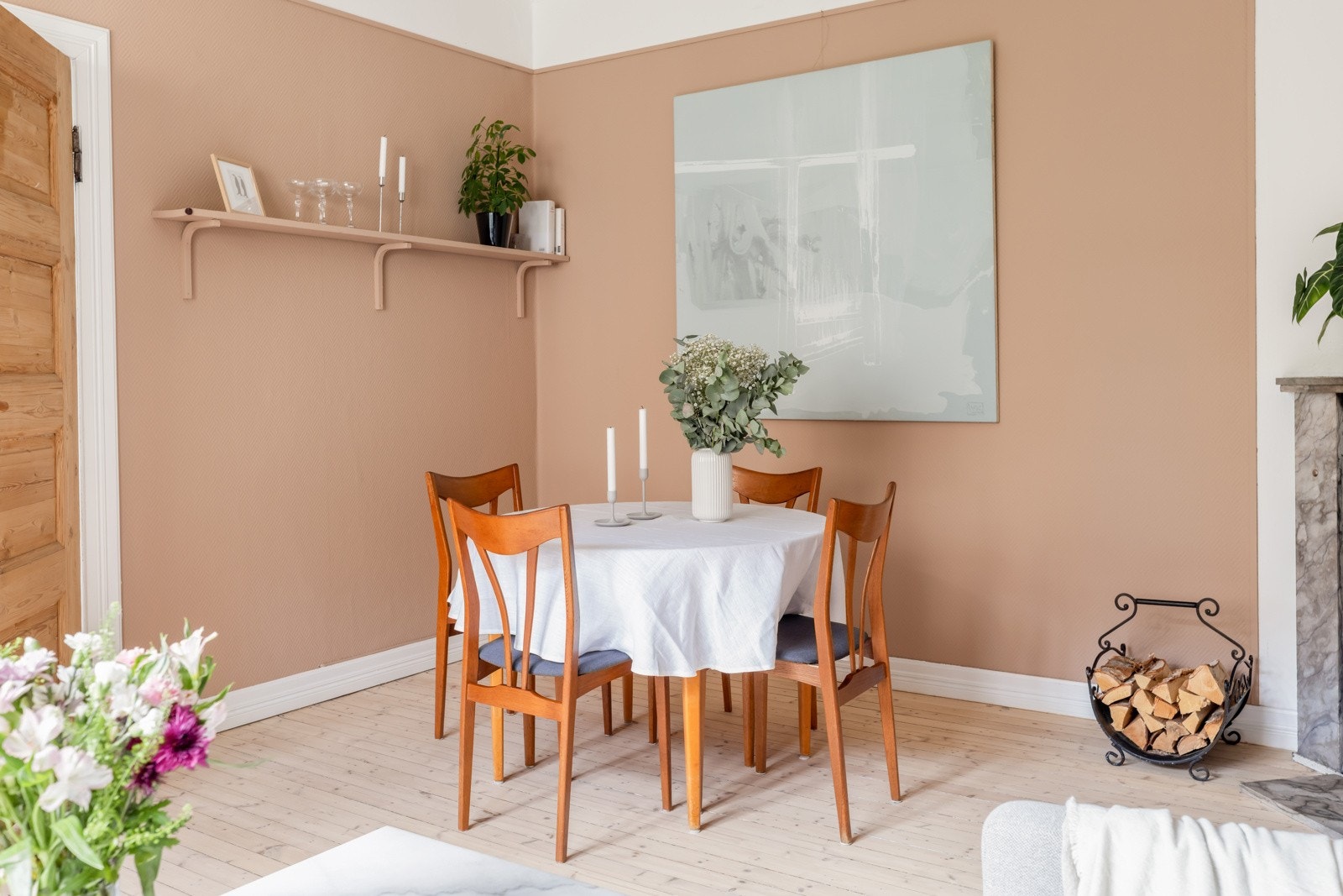 Du kan enkelt innrede med både spisebord og sofamøblement. Galleribilde