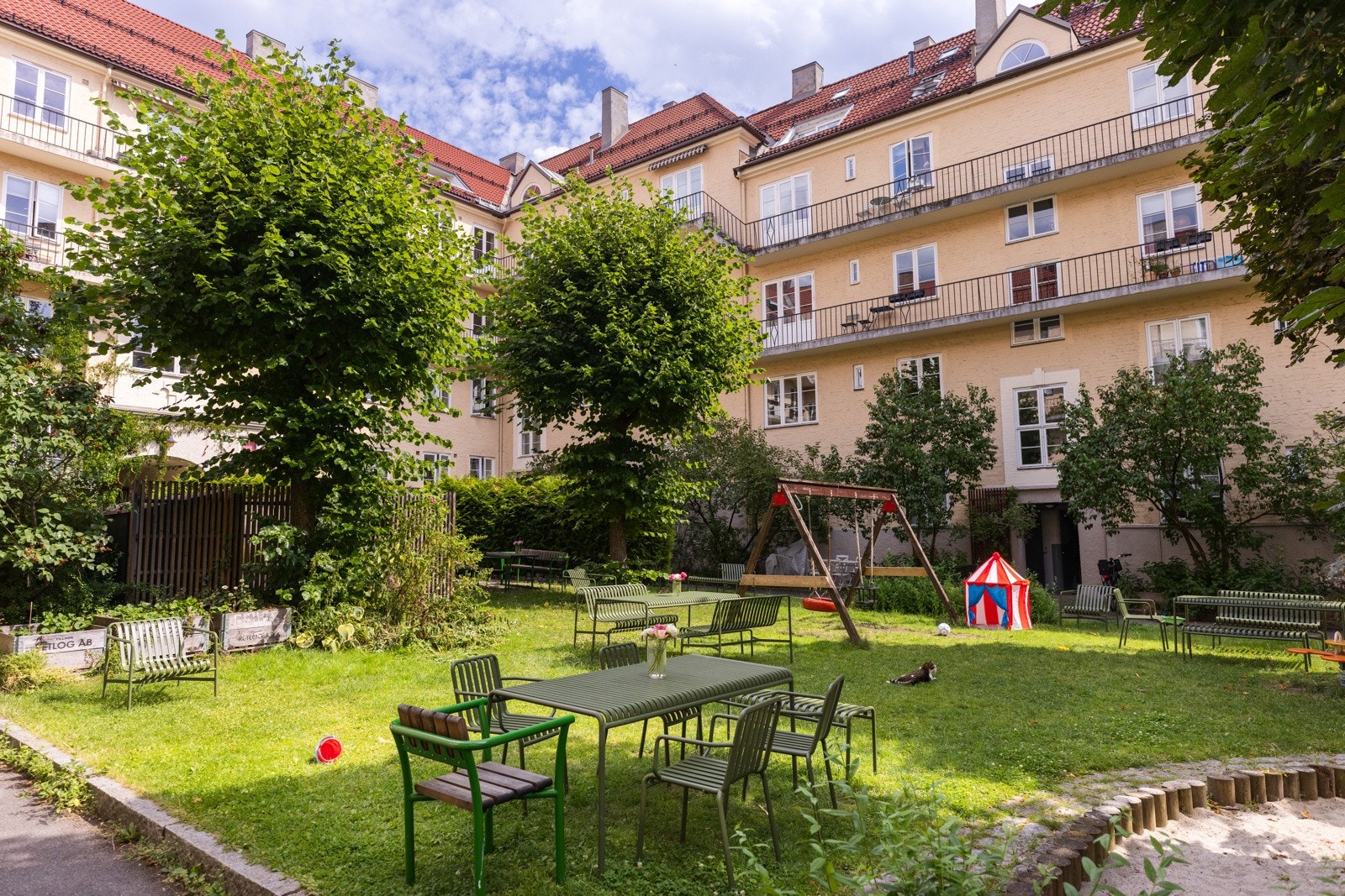 Fellesboder i bakgård Galleribilde
