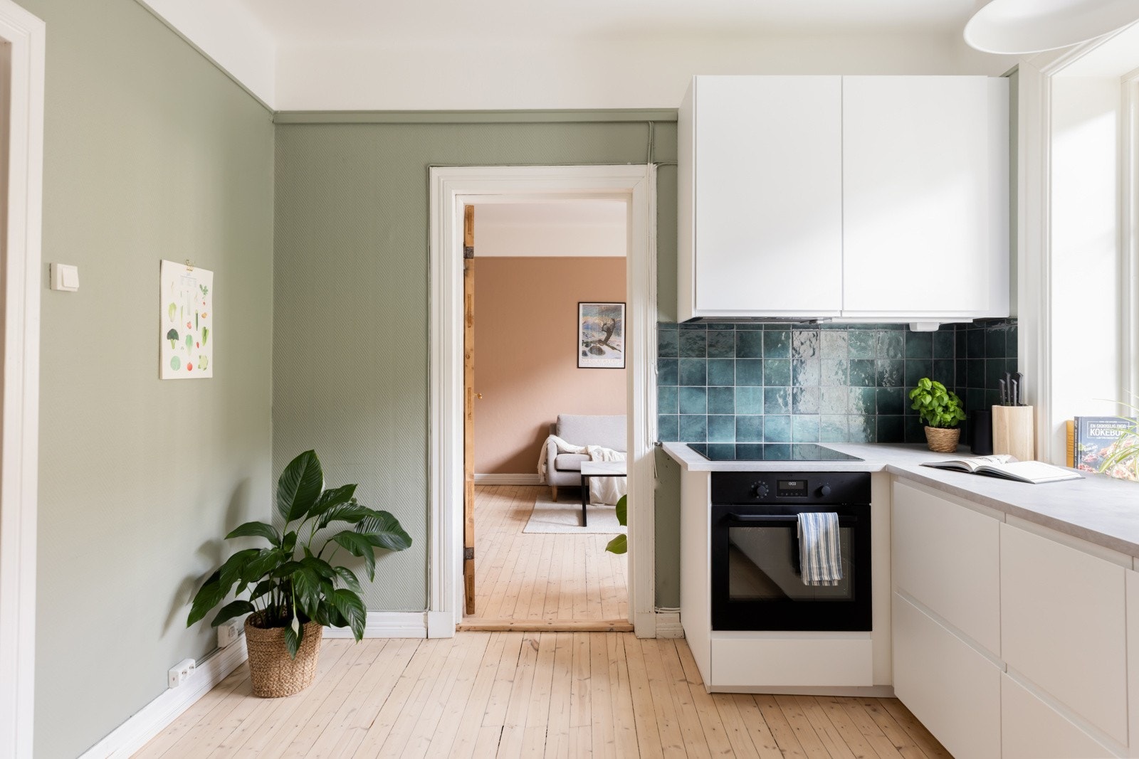 innredningen har integrerte hvitevarer som koketopp, komfyr, oppvaskmaskin og kjøle- og fryseskap. Galleribilde