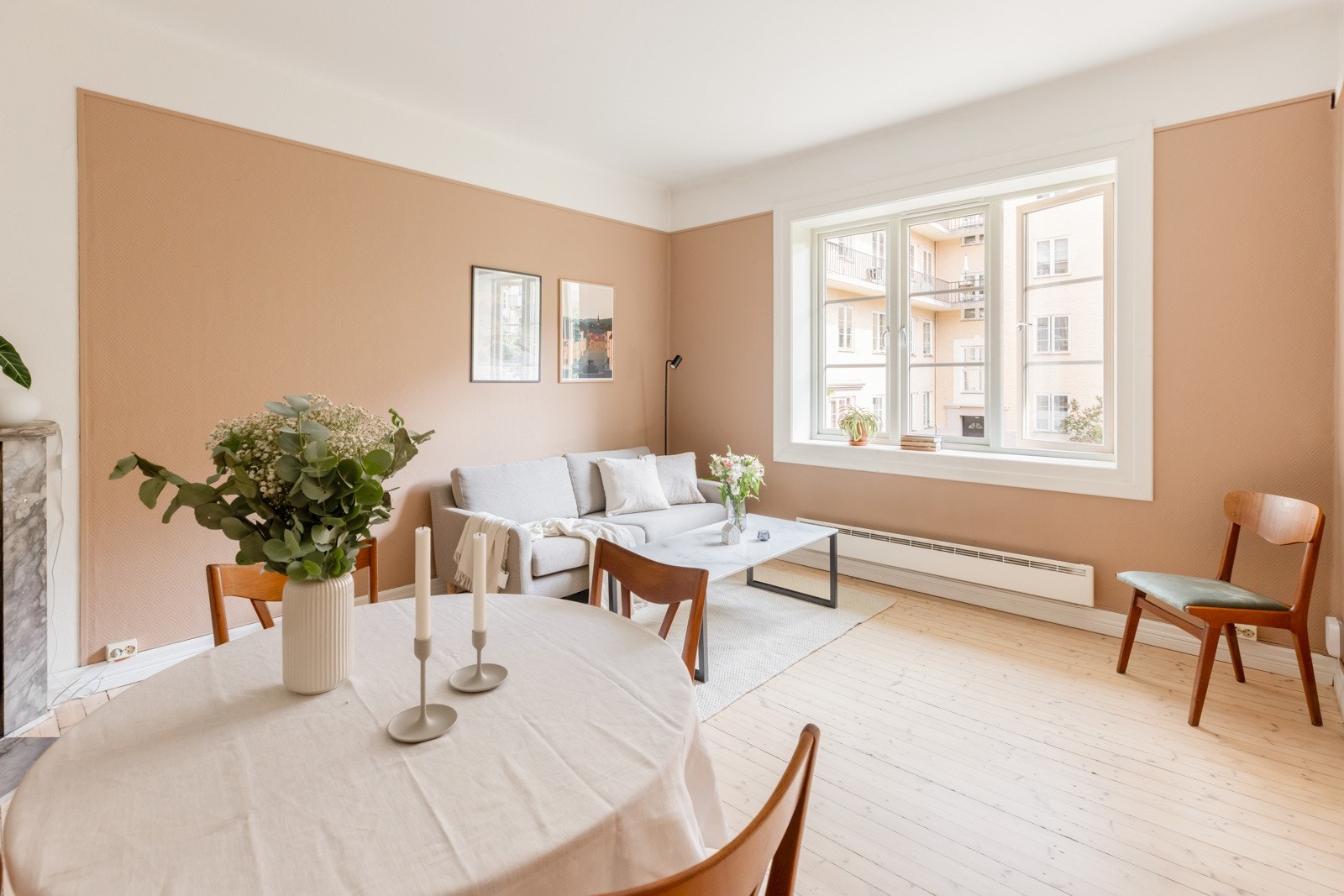 Leiligheten byr på en god romfølelse, med takhøyde målt til hele 2,85 meter Galleribilde