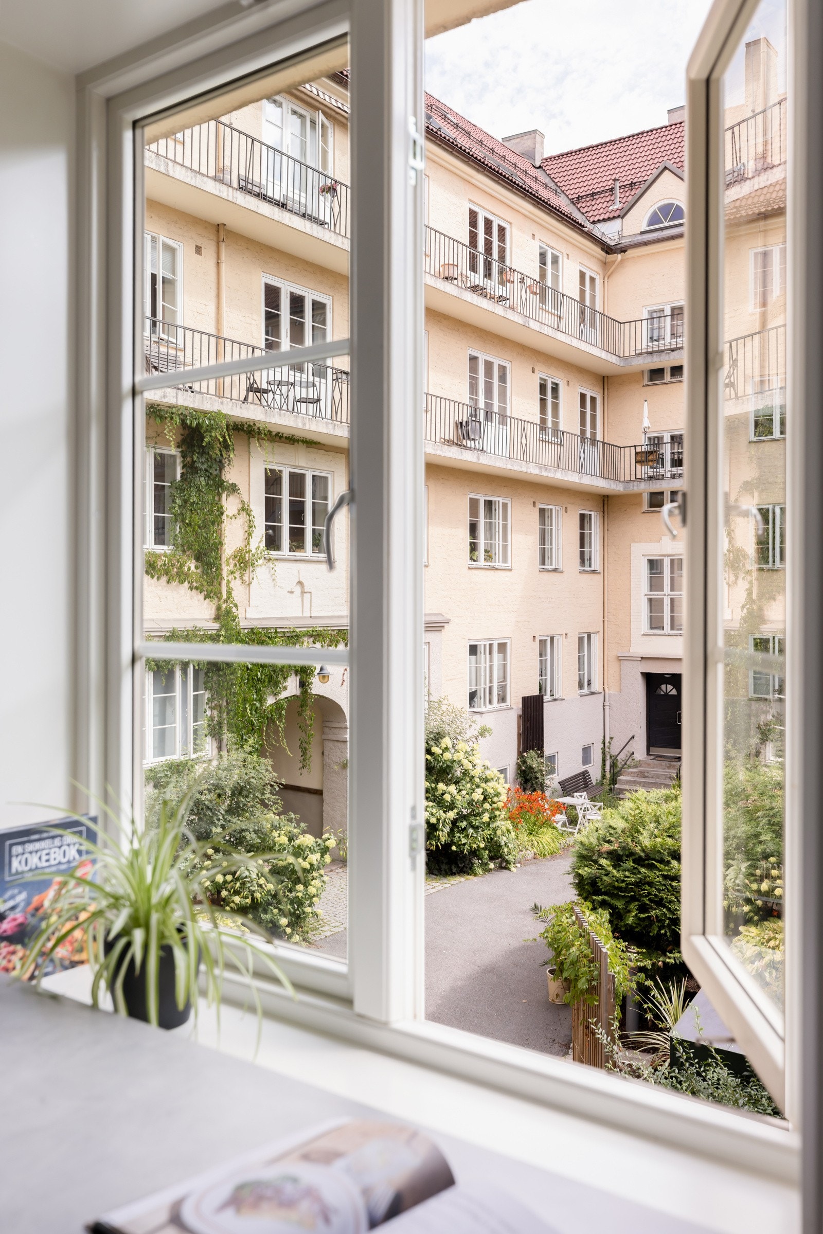 Kjøkkenet vender mot rolig bakgård. Galleribilde