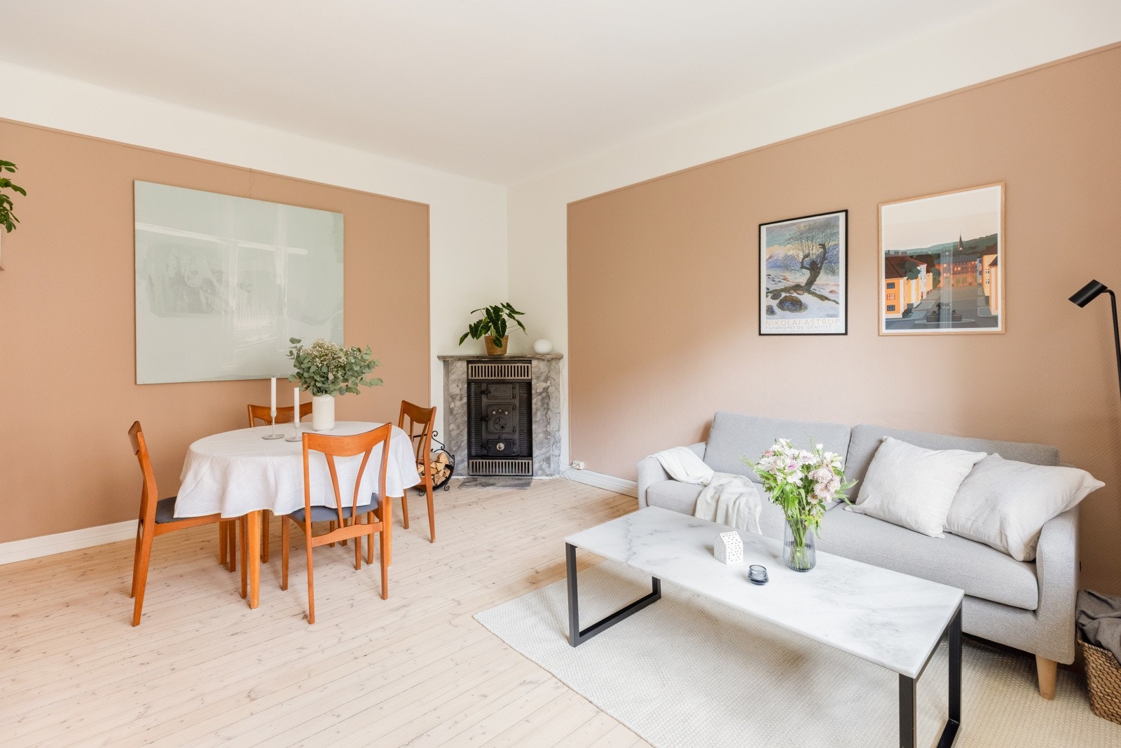 Vedkamin skaper man en god atmosfære på mørke høst- og vinterdager. Galleribilde