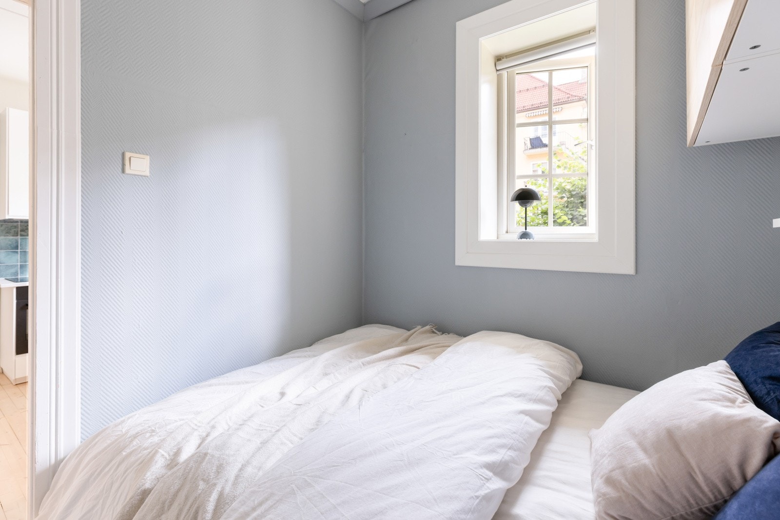 Sovealkove med plass til seng og et lite garderobeskap. Galleribilde