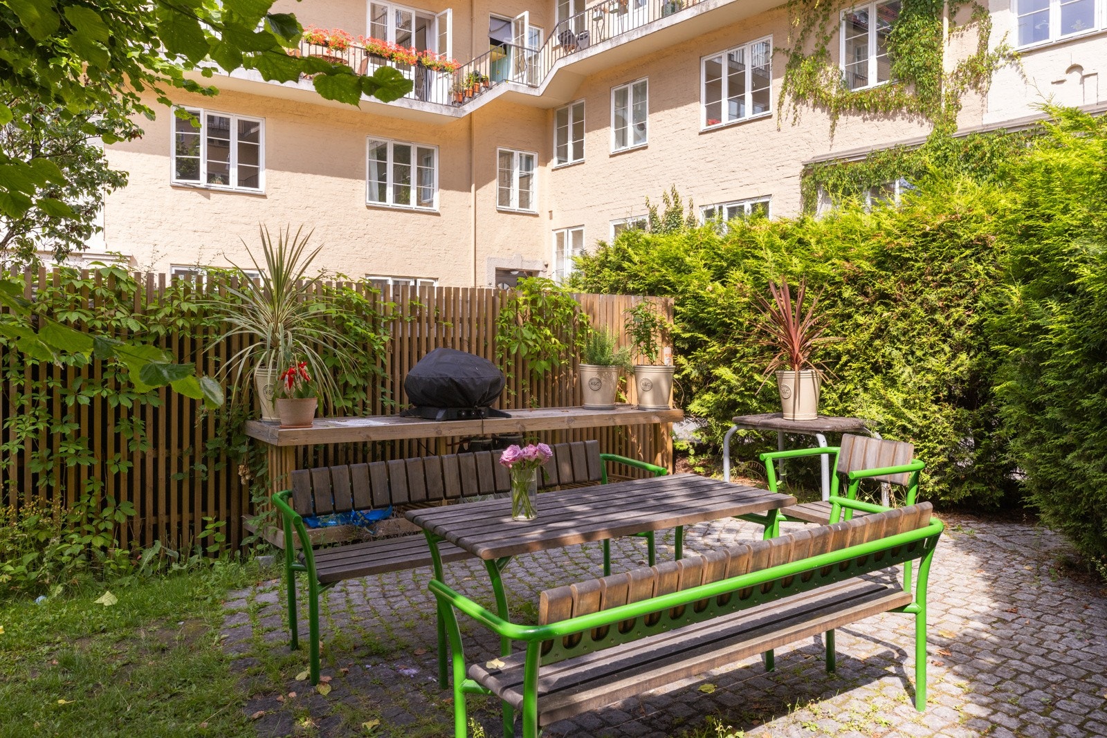 Bakgården har utekjøkken med griller. Galleribilde