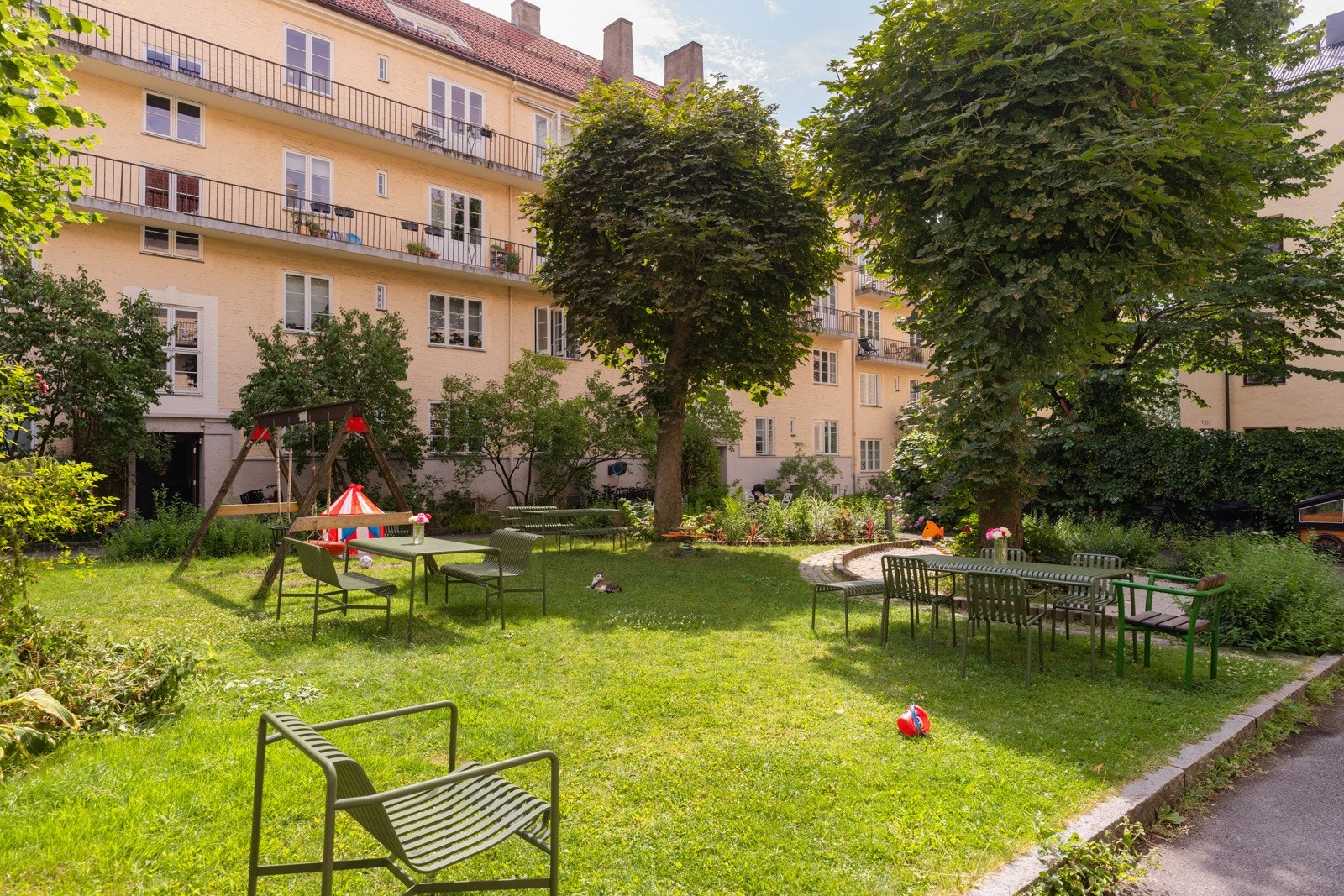 Borettslaget har en hagestue nederst i bakgården som andelseiere kan bruke. Galleribilde