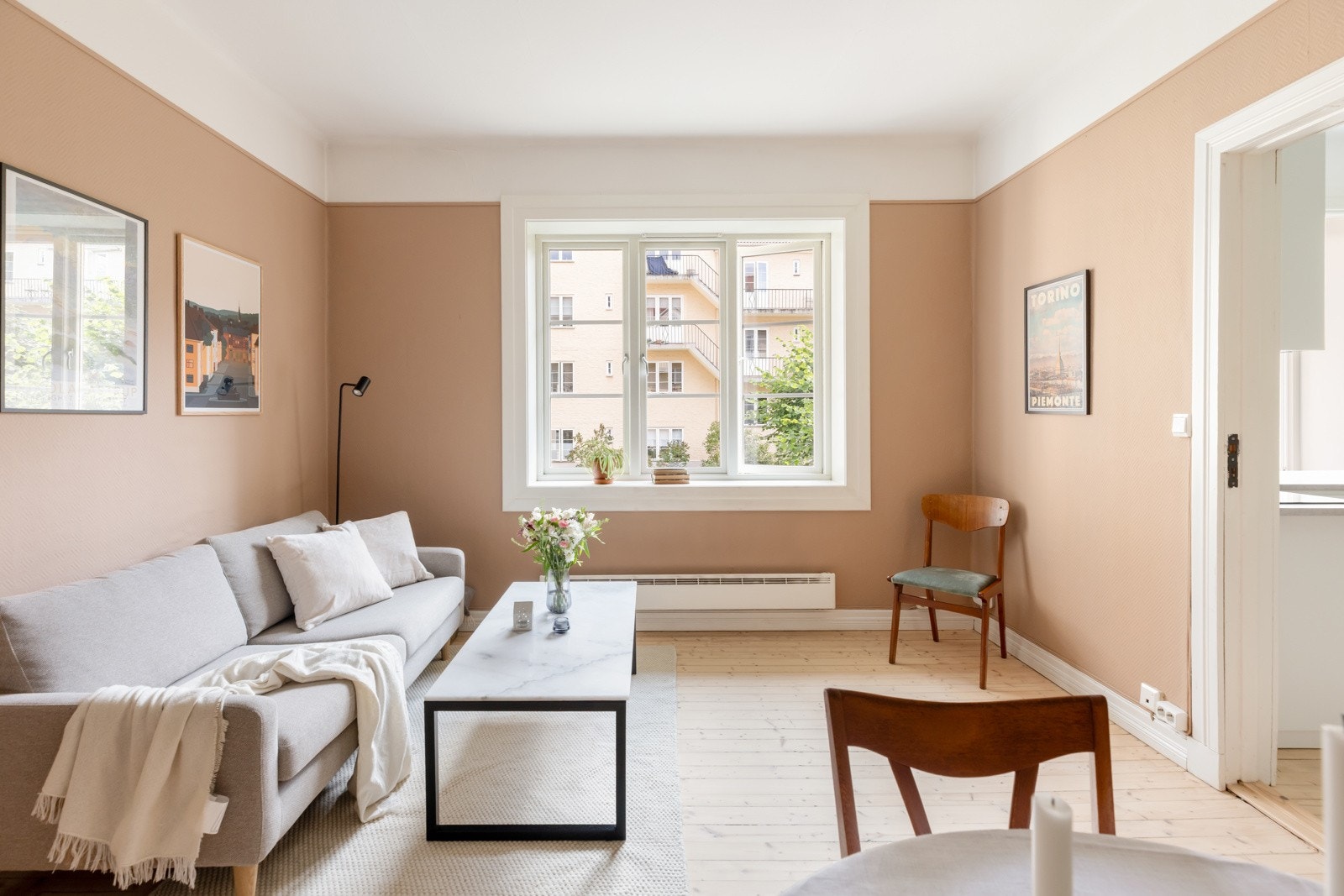 Leiligheten har store vinduer som slipper inn rikelig med naturlig lys. Galleribilde