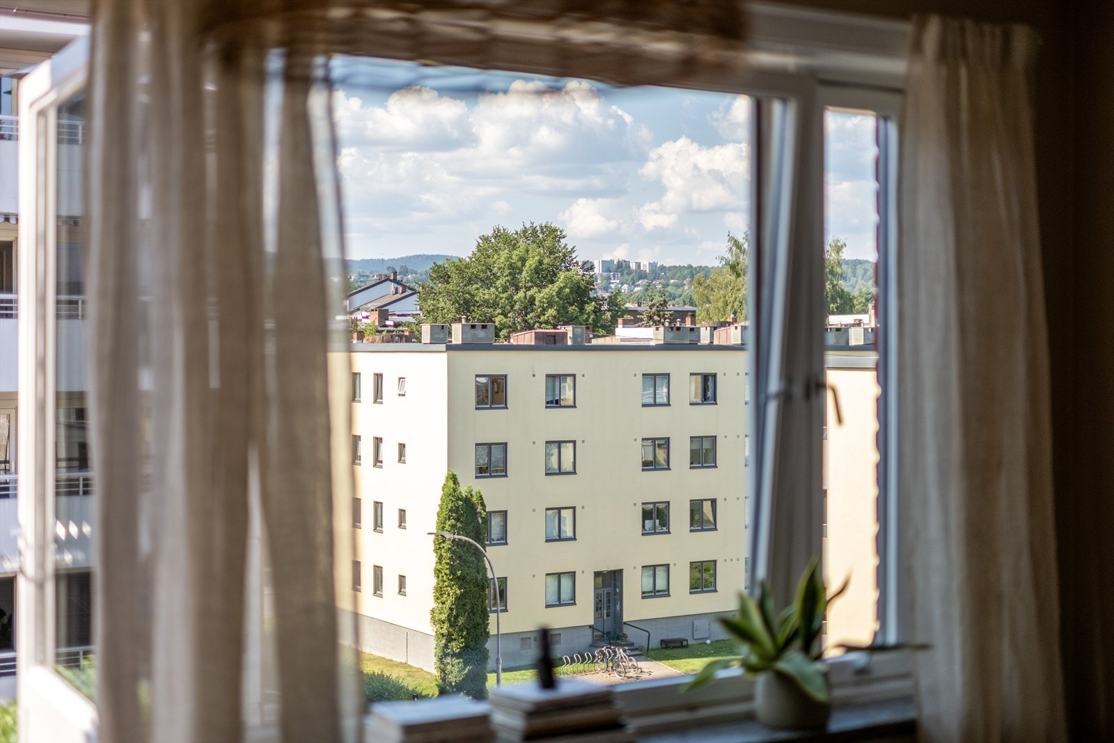 - Store vindusflater som gir rikelig med luft og lys - Galleribilde