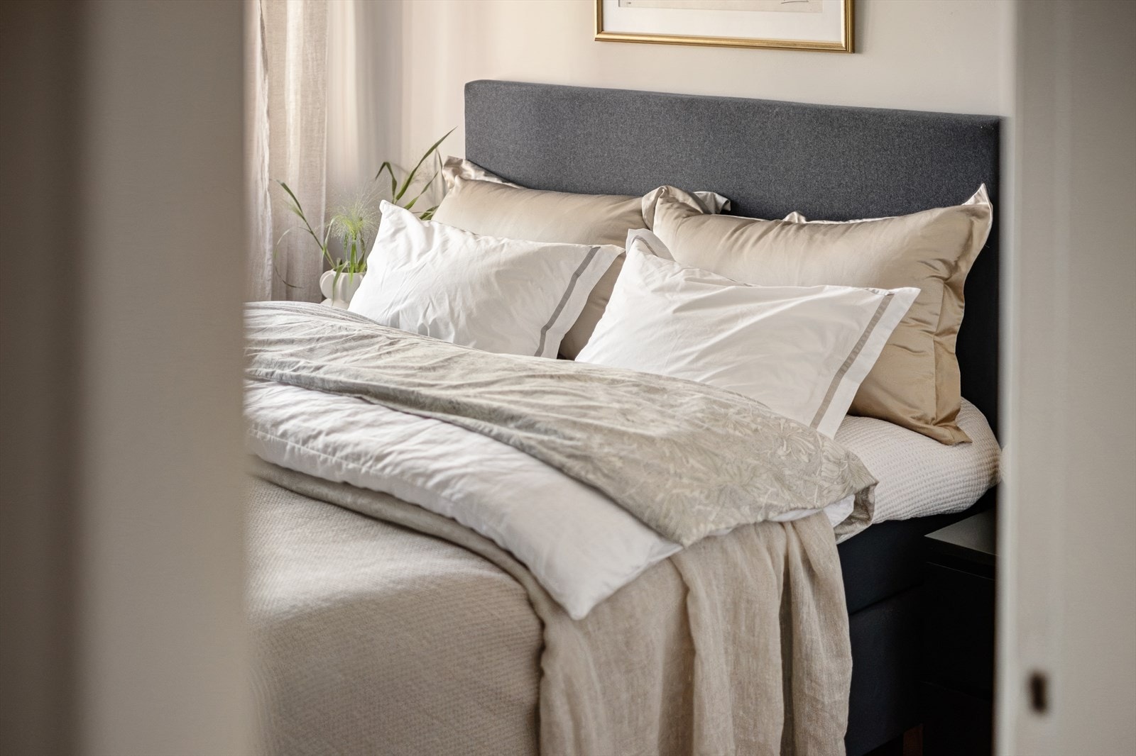 - God plass til dobbeltseng med tilhørende nattbord - Galleribilde