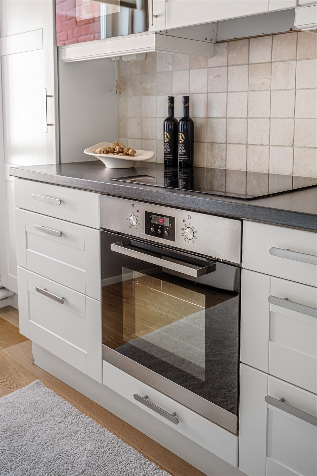 - Av hvitevarer er det integrert platetopp, stekeovn, micro og oppvaskmaskin. Kullfilterventilator over kokeplass - Galleribilde