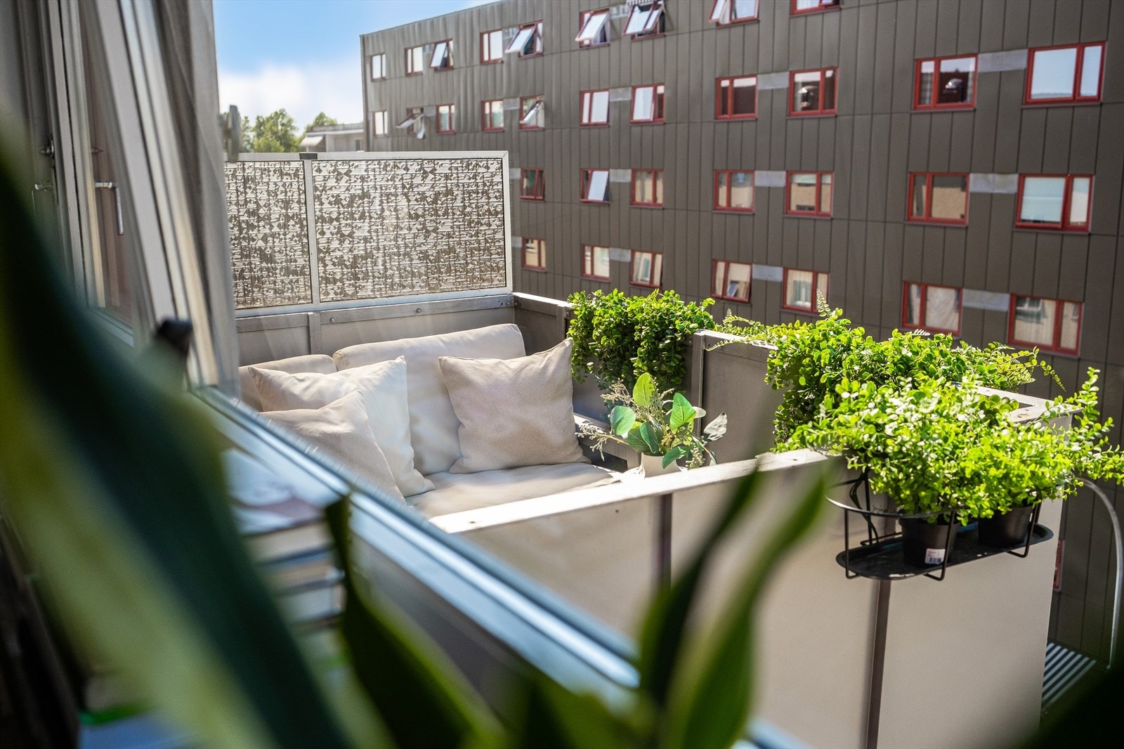 - Fra stuen er det utgang til nordvestvendt balkong på ca. 3 kvm - Galleribilde