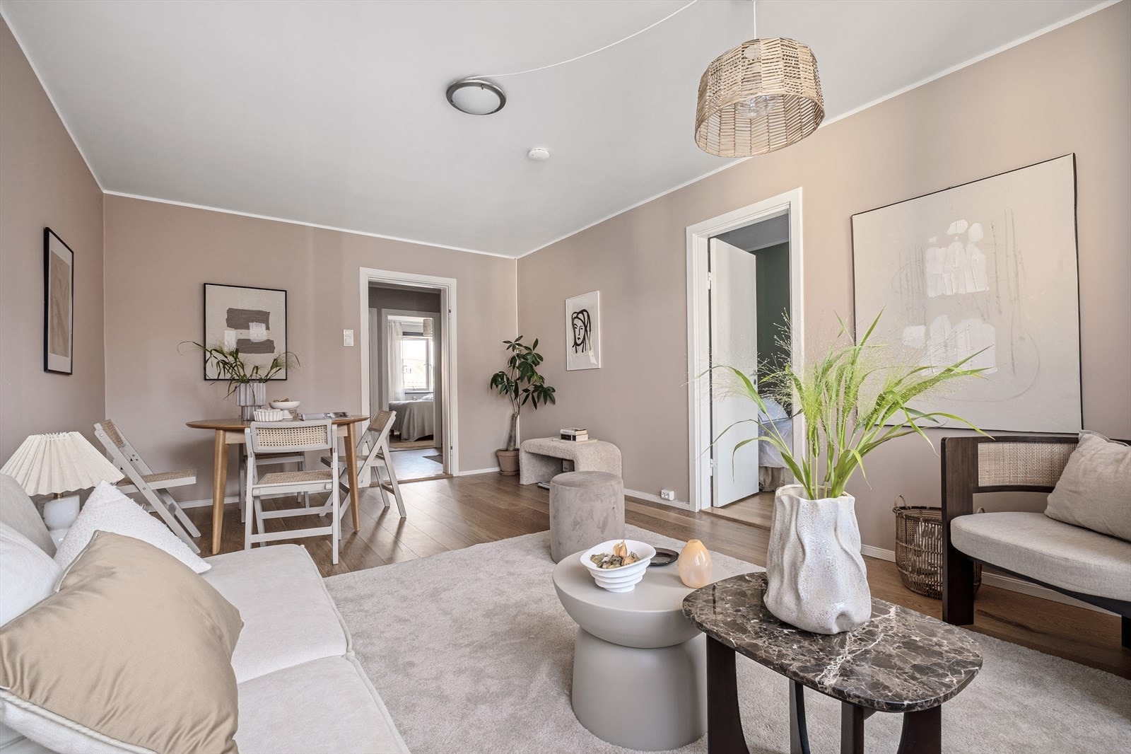 - I stuen er det god plass til sofaseksjon med tilhørende møblement, TV-benk og spisebord - Galleribilde