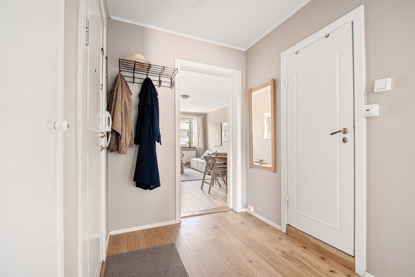 - En lys og innbydende entré som gir et godt førsteinntrykk av leiligheten. God plass til sko og yttertøy - Galleribilde