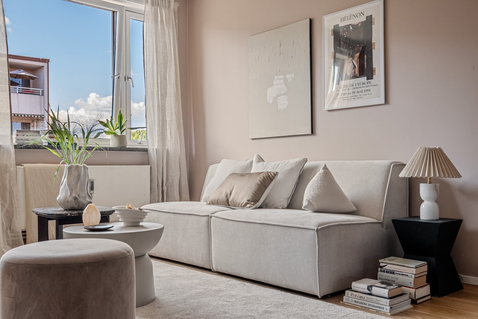 - Leiligheten er malt i delikate og tidsriktige farger - Galleribilde