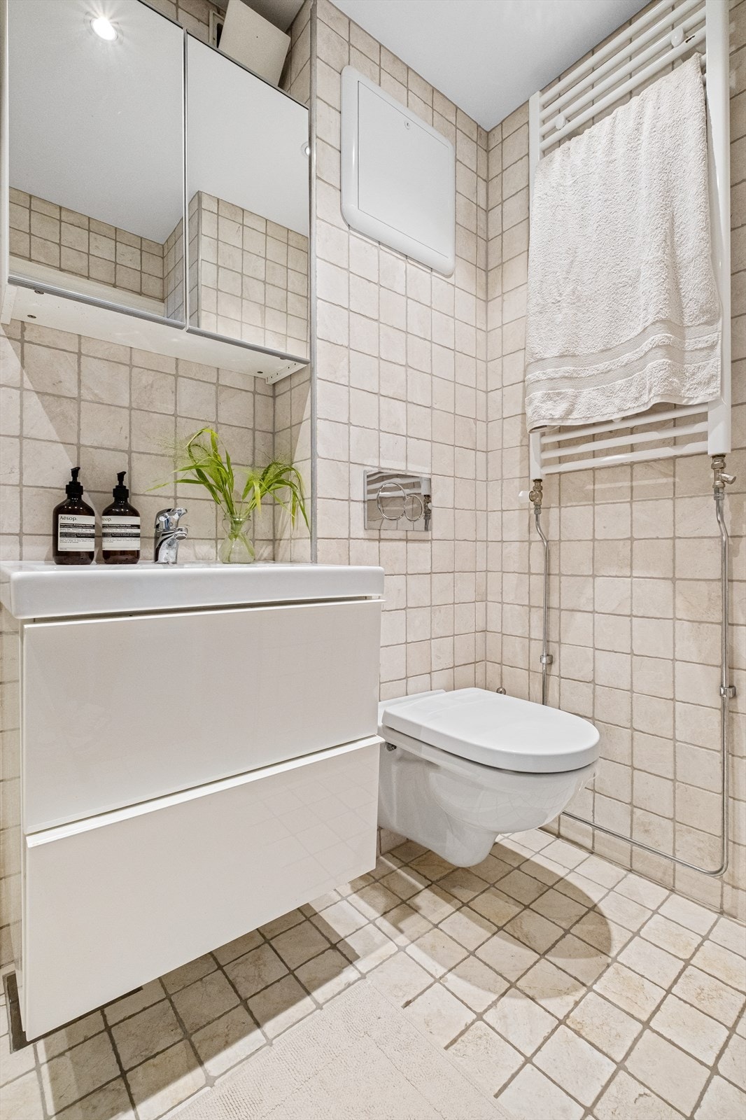 - Baderommet er innredet med vegghengt klosett, servant nedfelt i innredning, speilskap, dusjhjørne med svingbare glassdører og håndkletørker. Opplegg for vaskemaskin. Naturlig avtrekk - Galleribilde