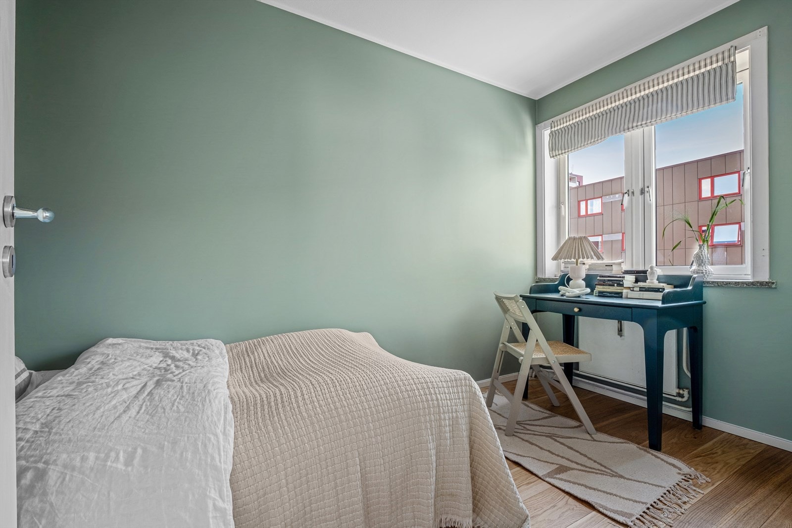 - Soverom to er også av god størrelse og har plass til dobbeltseng og garderobeløsning - Galleribilde